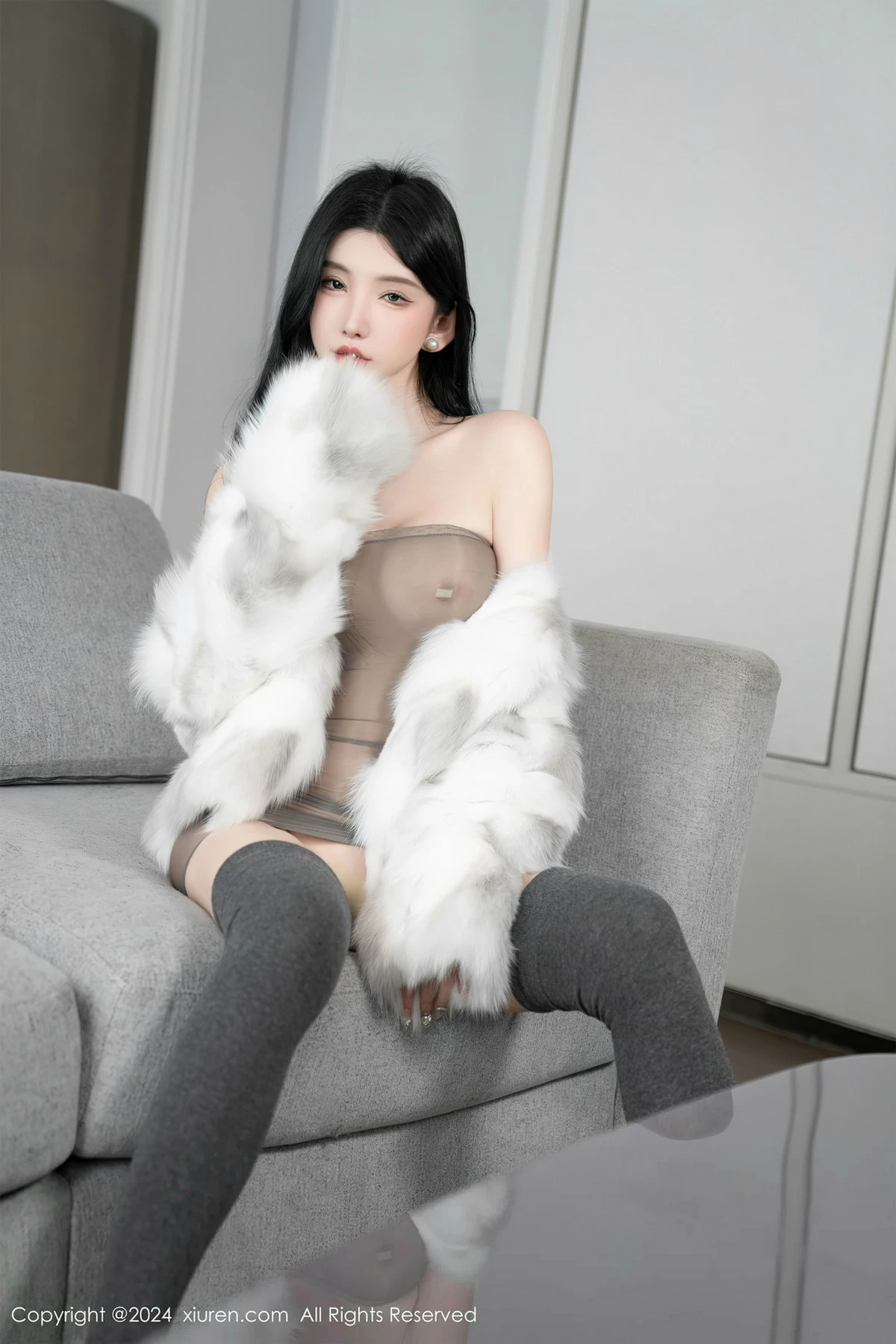 XiuRen第8383期_女神周于希Sally性感灰色轻透上衣配灰丝袜秀惹火身材诱惑写真96P