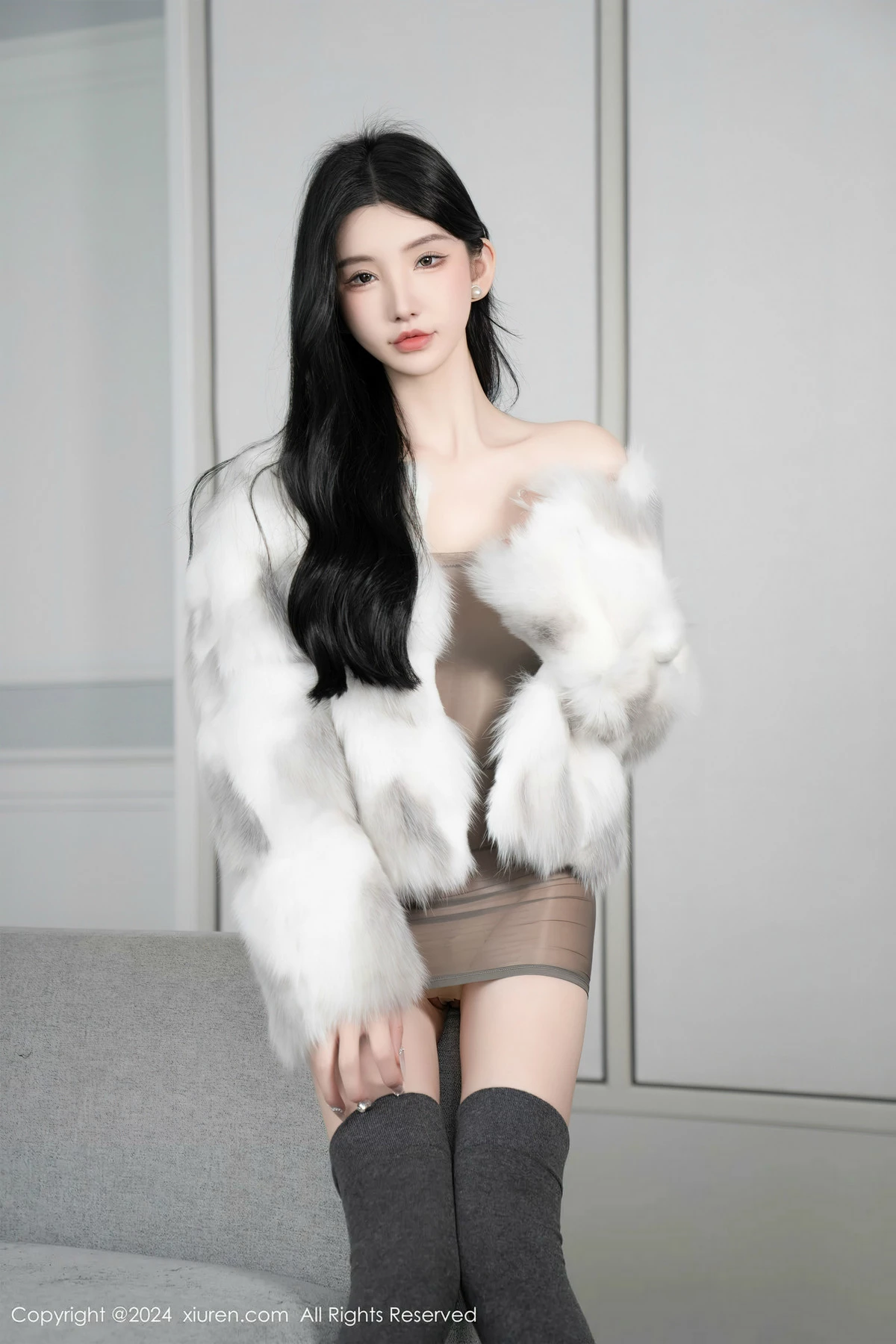 XiuRen第8383期_女神周于希Sally性感灰色轻透上衣配灰丝袜秀惹火身材诱惑写真96P