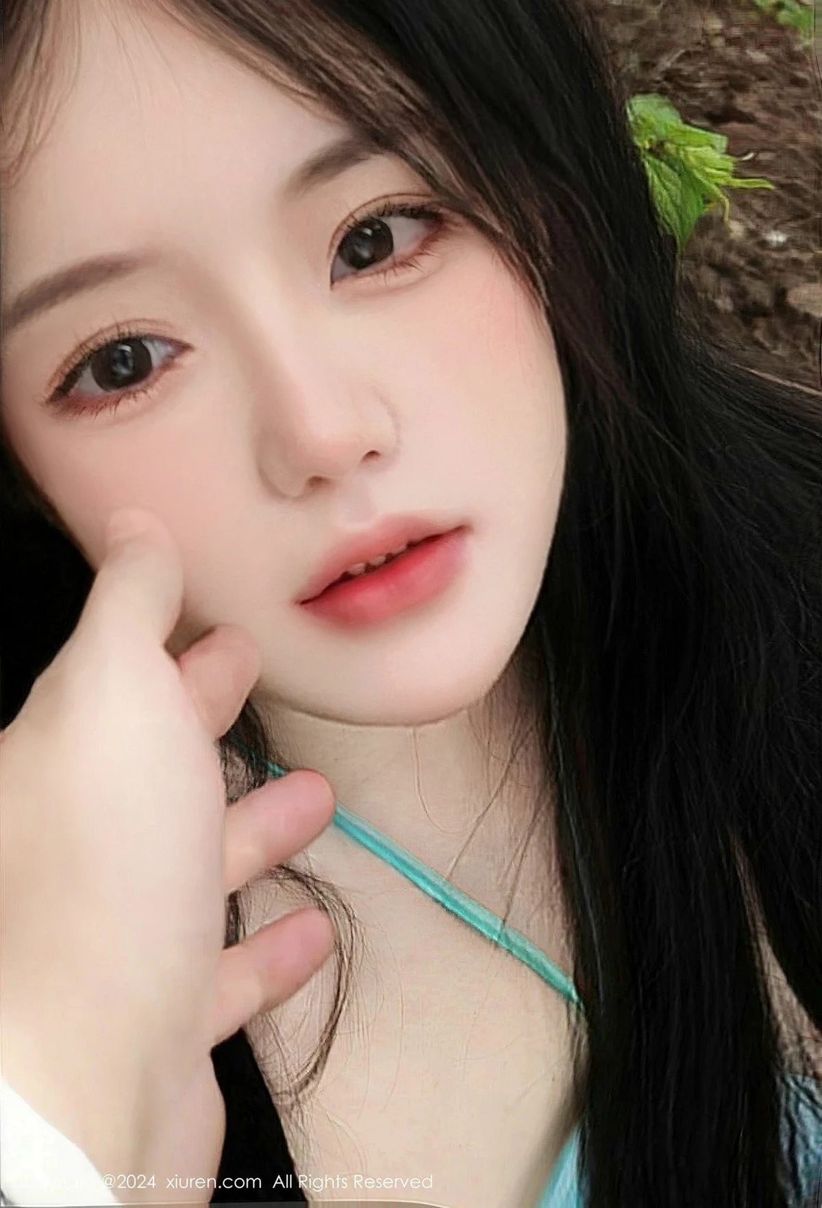 XiuRen第8386期_模特小薯条nienie户外剧情性感蓝色连衣裙半脱秀惹火身材诱惑写真85P