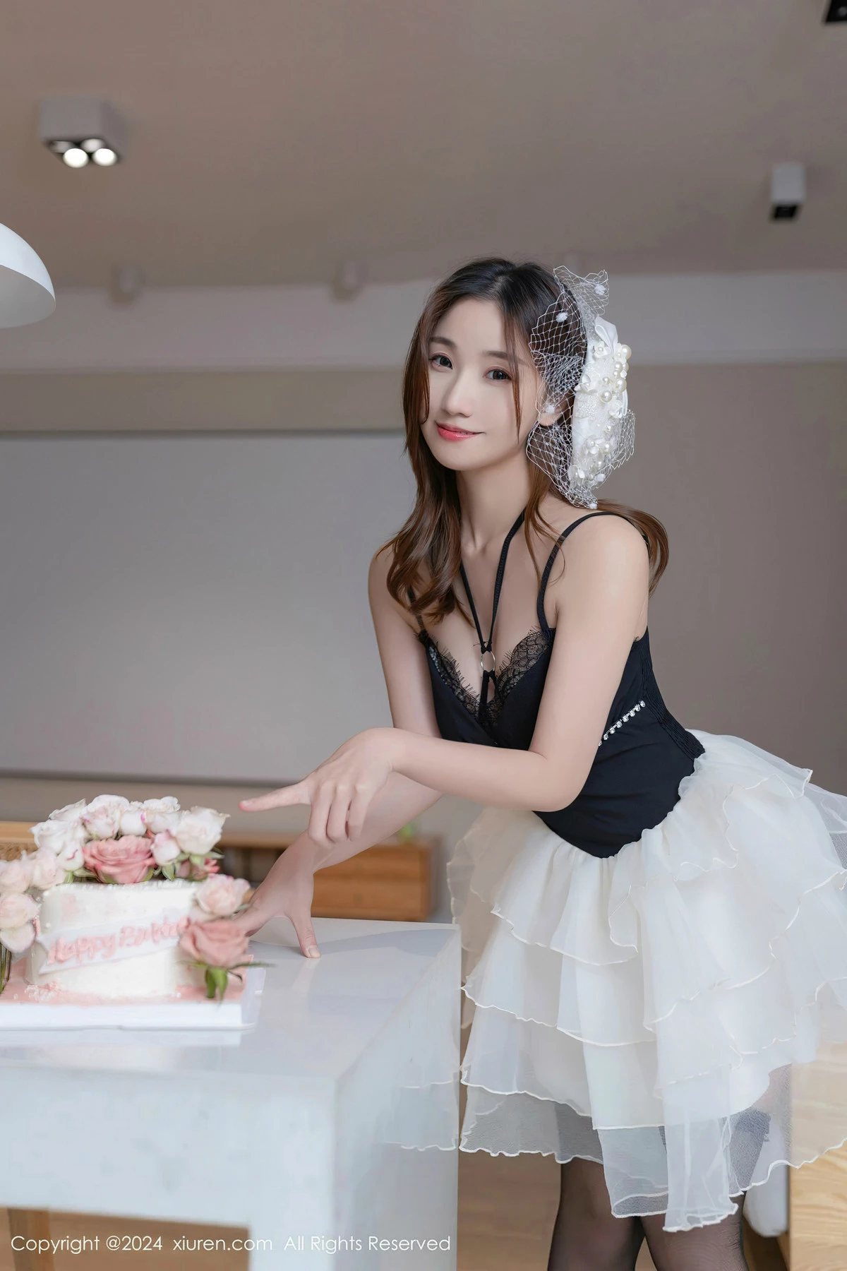 XiuRen第8398期_模特杏子Yada生日场景性感黑色情趣内衣秀曼妙身姿撩人诱惑写真80P