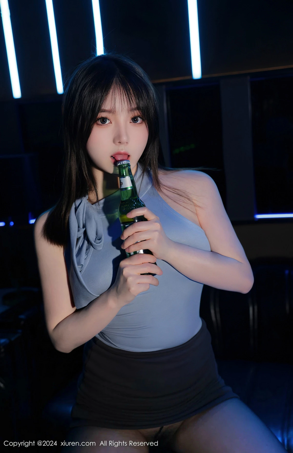 XiuRen第8402期_模特豆瓣酱KTV场景红色情趣薄纱露性感内衣秀惹火身材诱惑写真73P