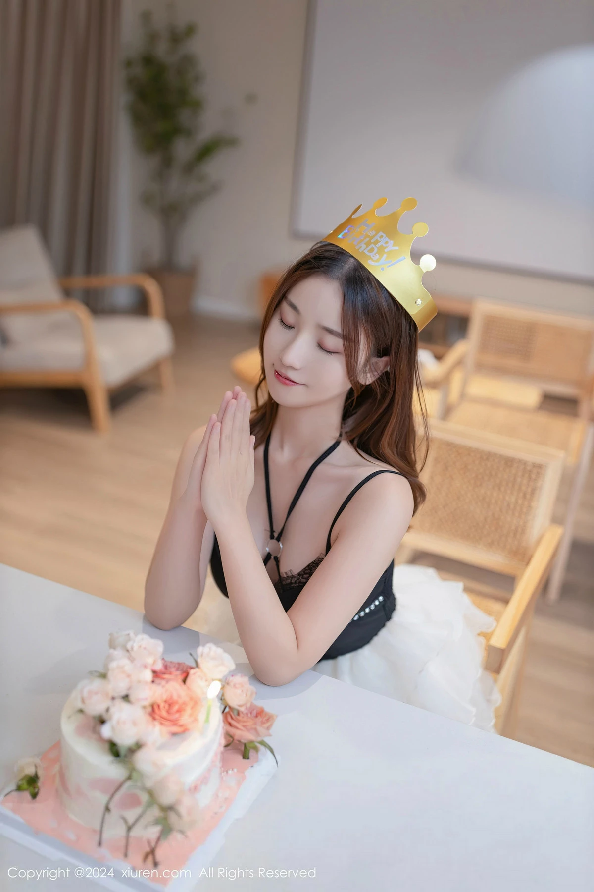 XiuRen第8398期_模特杏子Yada生日场景性感黑色情趣内衣秀曼妙身姿撩人诱惑写真80P