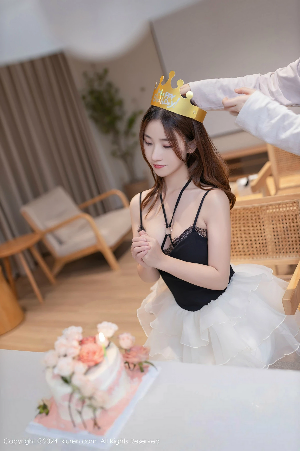 XiuRen第8398期_模特杏子Yada生日场景性感黑色情趣内衣秀曼妙身姿撩人诱惑写真80P