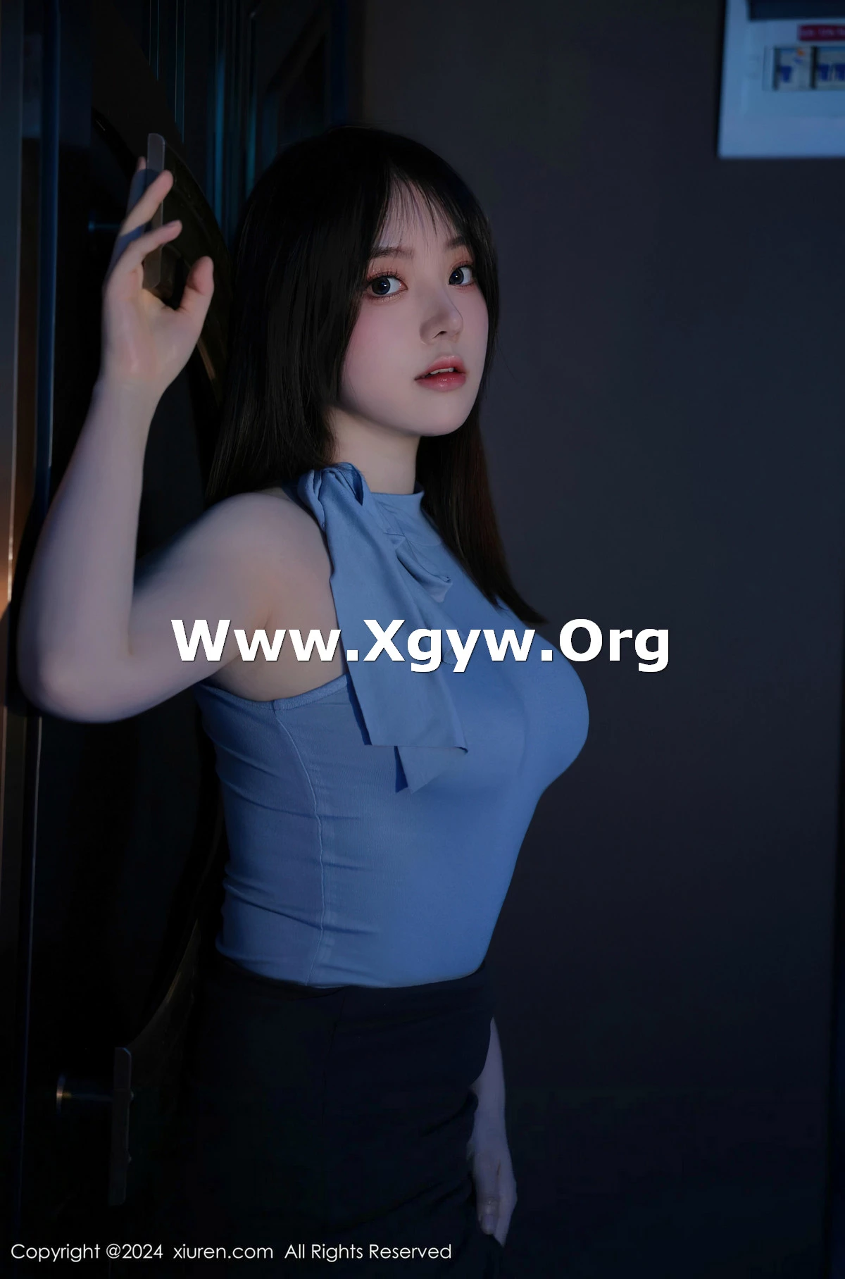 XiuRen第8402期_模特豆瓣酱KTV场景红色情趣薄纱露性感内衣秀惹火身材诱惑写真73P