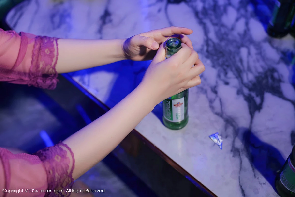 XiuRen第8402期_模特豆瓣酱KTV场景红色情趣薄纱露性感内衣秀惹火身材诱惑写真73P