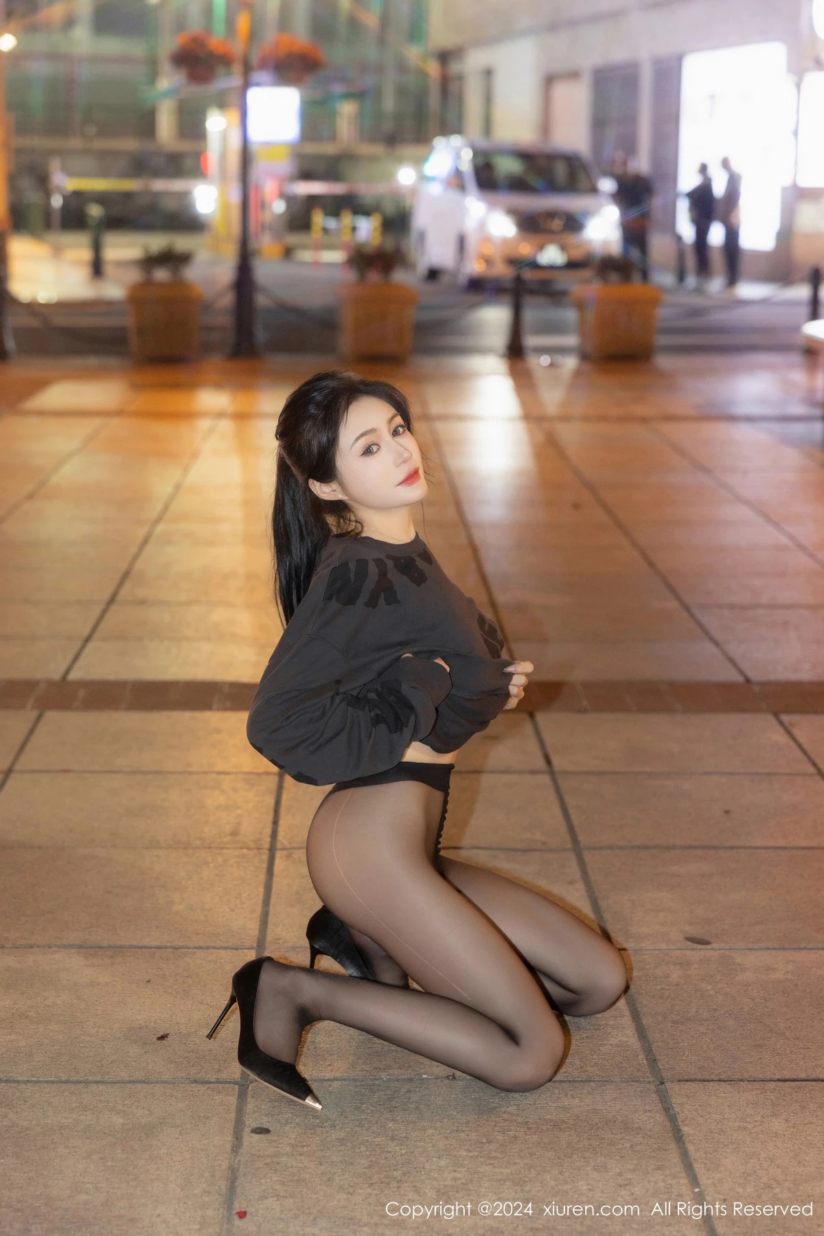 XiuRen第8285期_模特林幼一户外性感灰色卫衣配超薄无内黑丝秀翘臀美腿诱惑写真56P