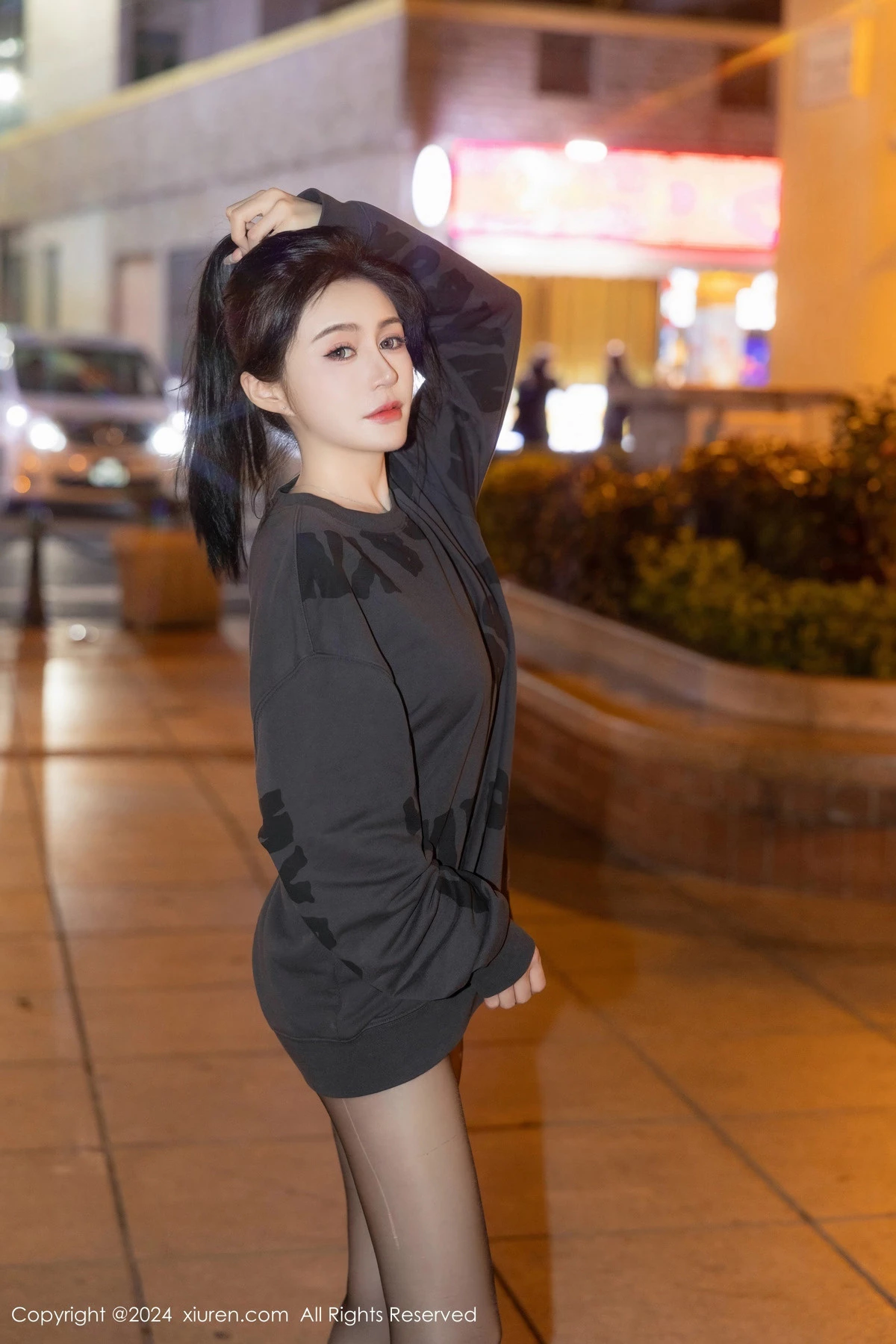 XiuRen第8285期_模特林幼一户外性感灰色卫衣配超薄无内黑丝秀翘臀美腿诱惑写真56P