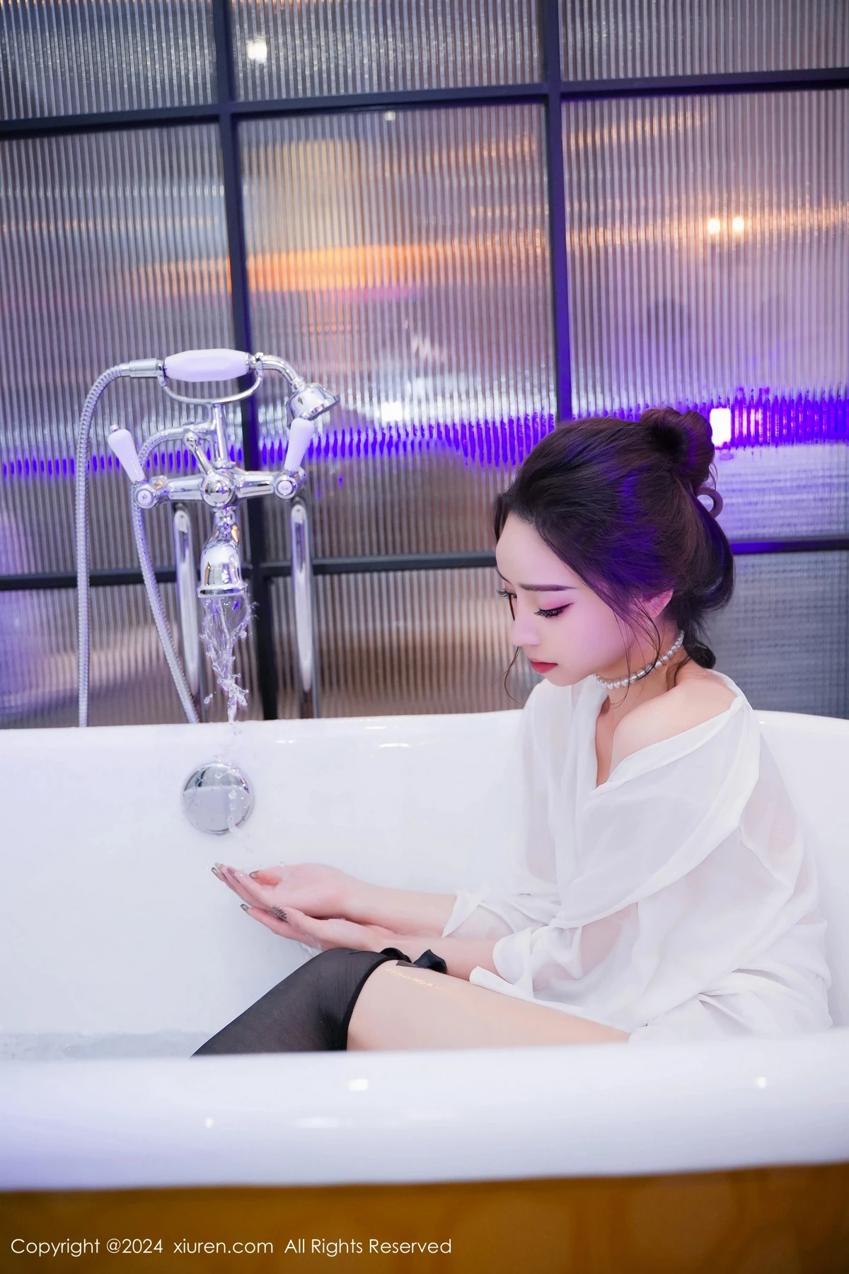 XiuRen第8283期_模特苏曼兮浴室场景性感白色连衣裙配黑丝袜秀丰腴美臀诱惑写真84P