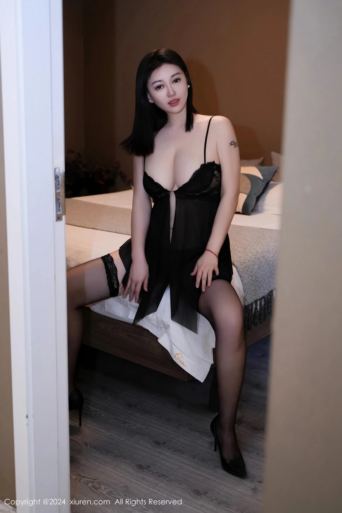 XiuRen第8281期_模特雅茹老师性感黑色吊带睡裙配黑丝袜秀丰满身材惹火诱惑写真74P