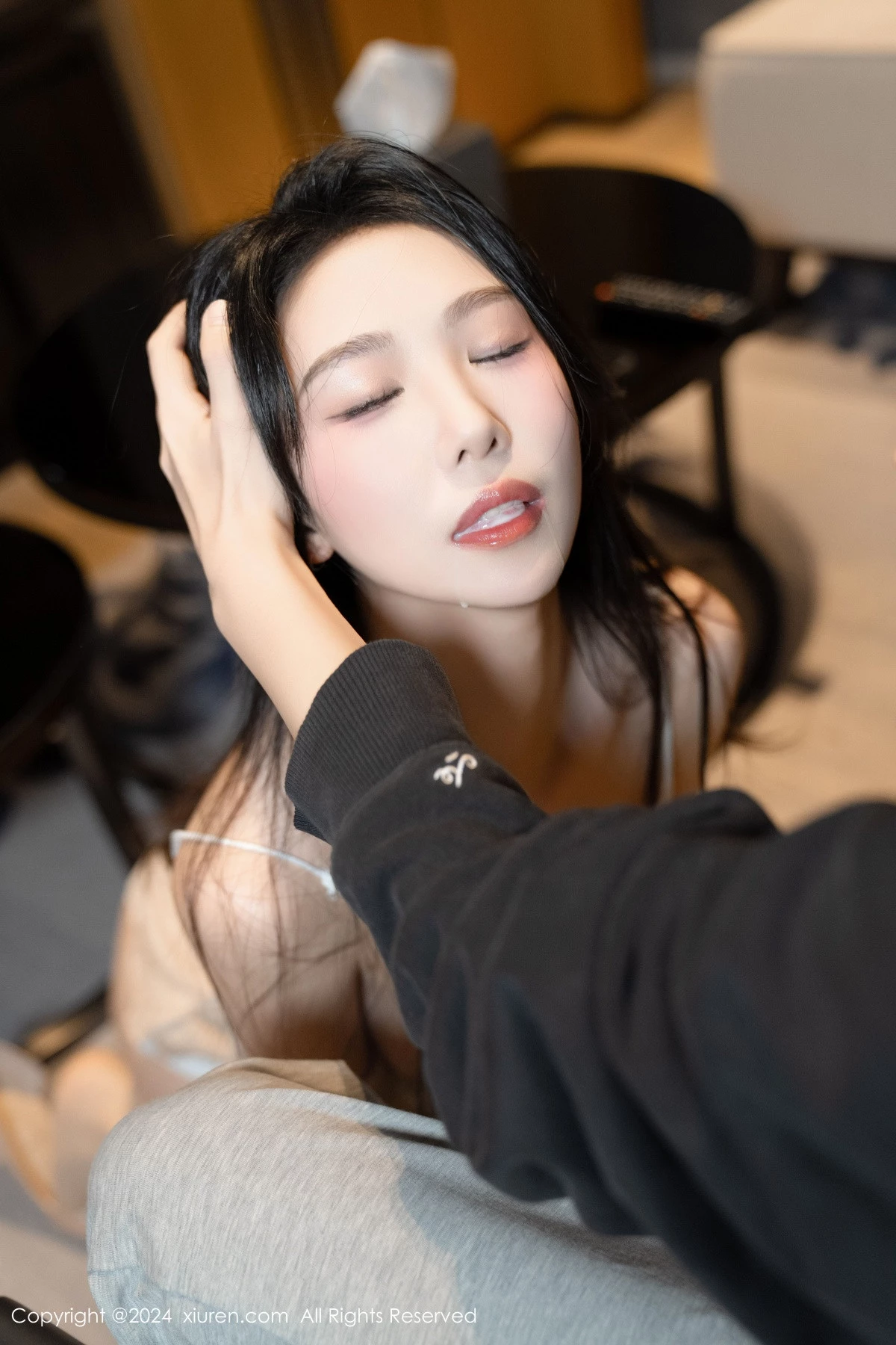 XiuRen第8455期_模特利世性感杏色上衣露白色内衣配原色丝袜秀曼妙身姿诱惑写真86P