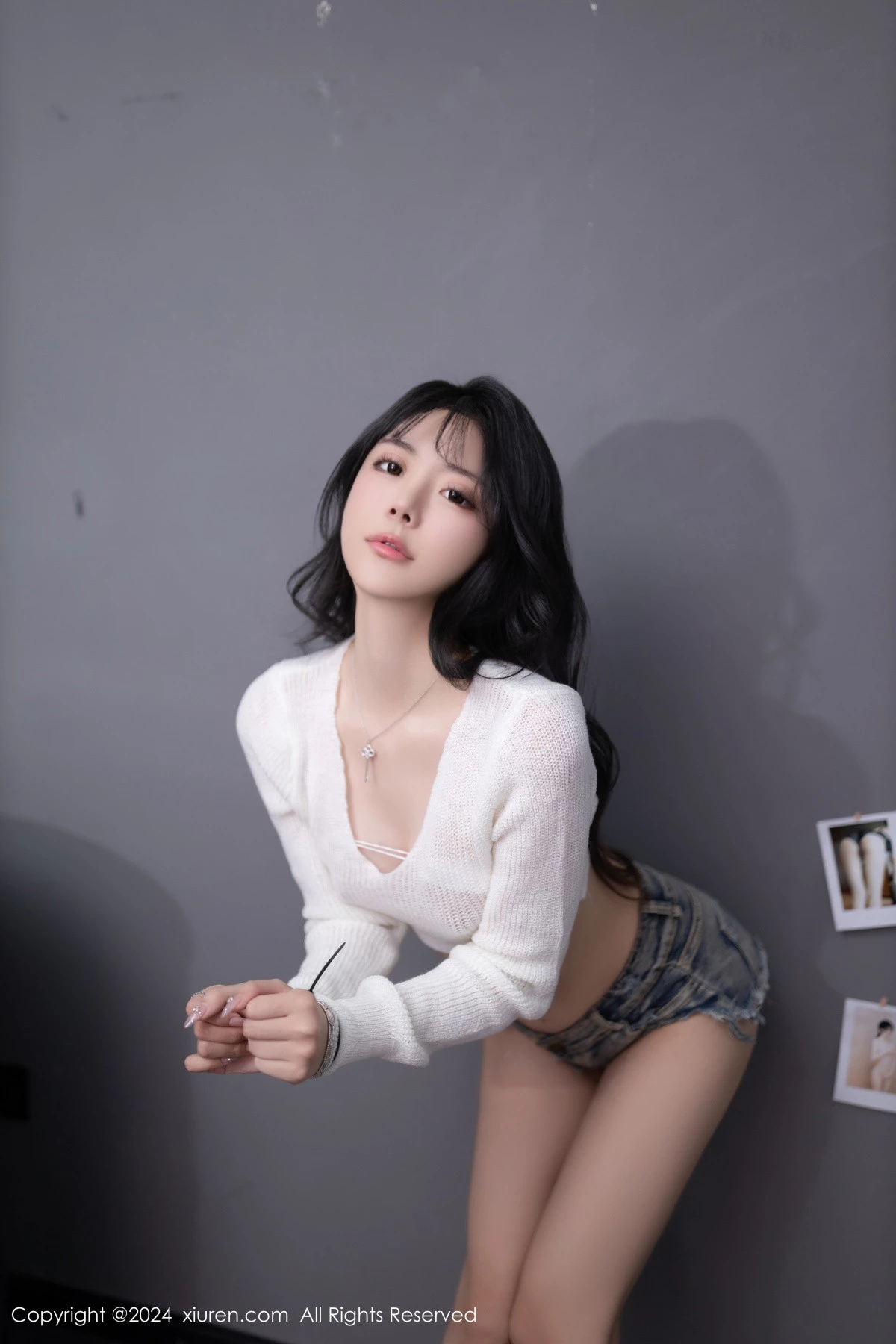 XiuRen第8458期_模特幼幼性感白色上衣配牛仔短裤半脱秀惹火身材迷人诱惑写真80P
