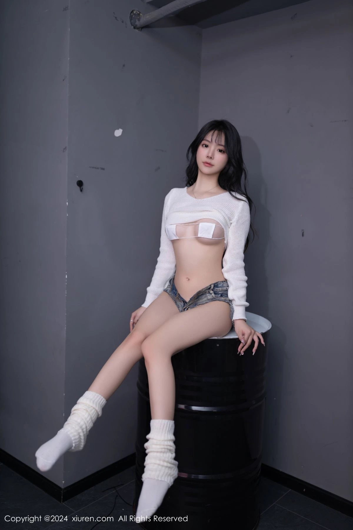 XiuRen第8458期_模特幼幼性感白色上衣配牛仔短裤半脱秀惹火身材迷人诱惑写真80P