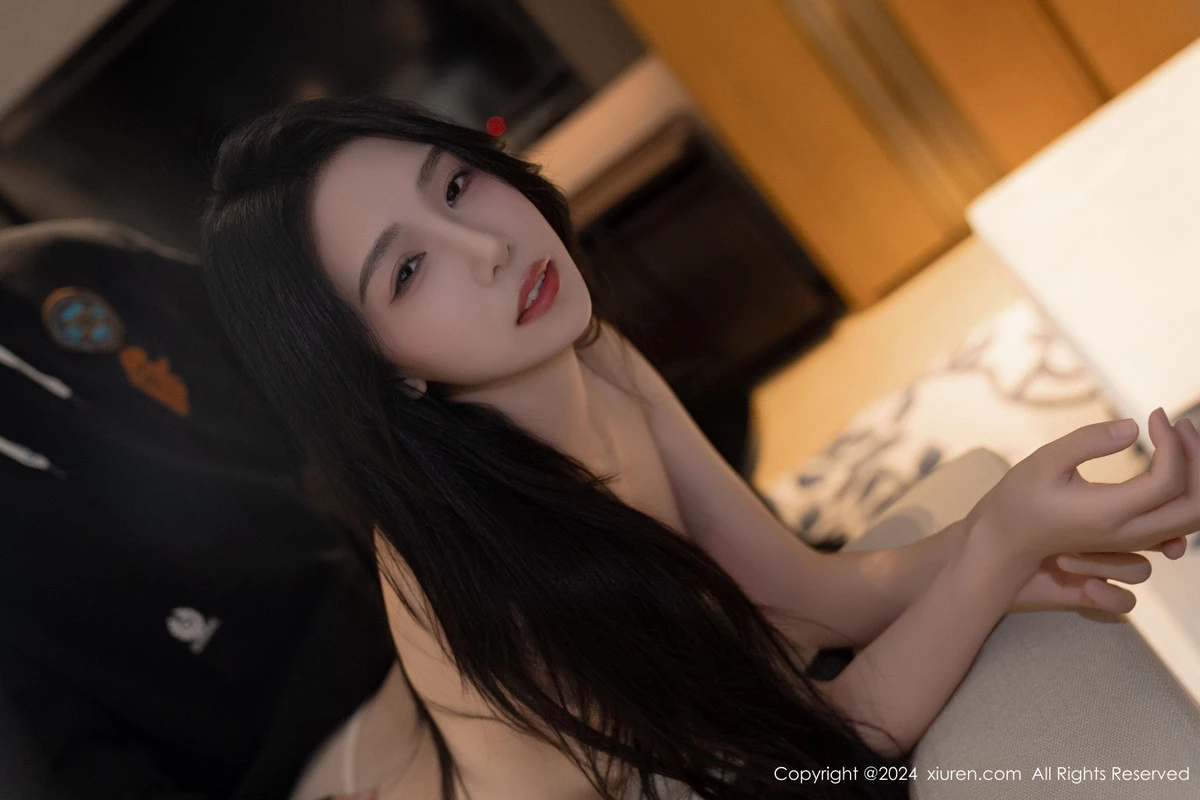 XiuRen第8455期_模特利世性感杏色上衣露白色内衣配原色丝袜秀曼妙身姿诱惑写真86P