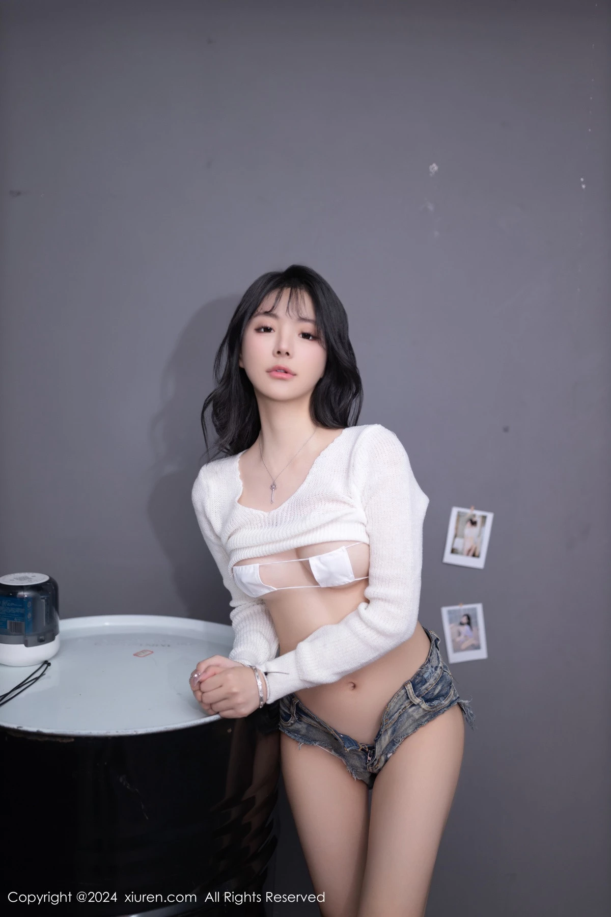 XiuRen第8458期_模特幼幼性感白色上衣配牛仔短裤半脱秀惹火身材迷人诱惑写真80P