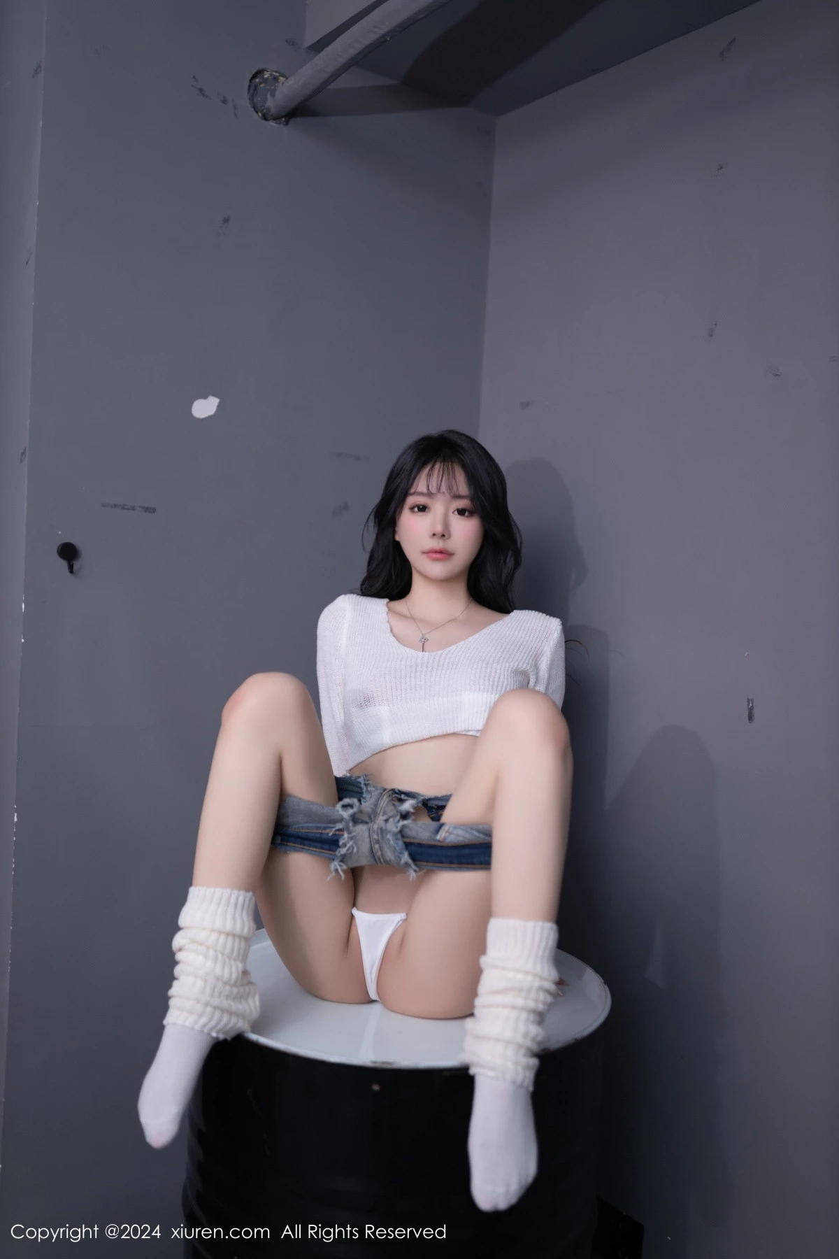 XiuRen第8458期_模特幼幼性感白色上衣配牛仔短裤半脱秀惹火身材迷人诱惑写真80P