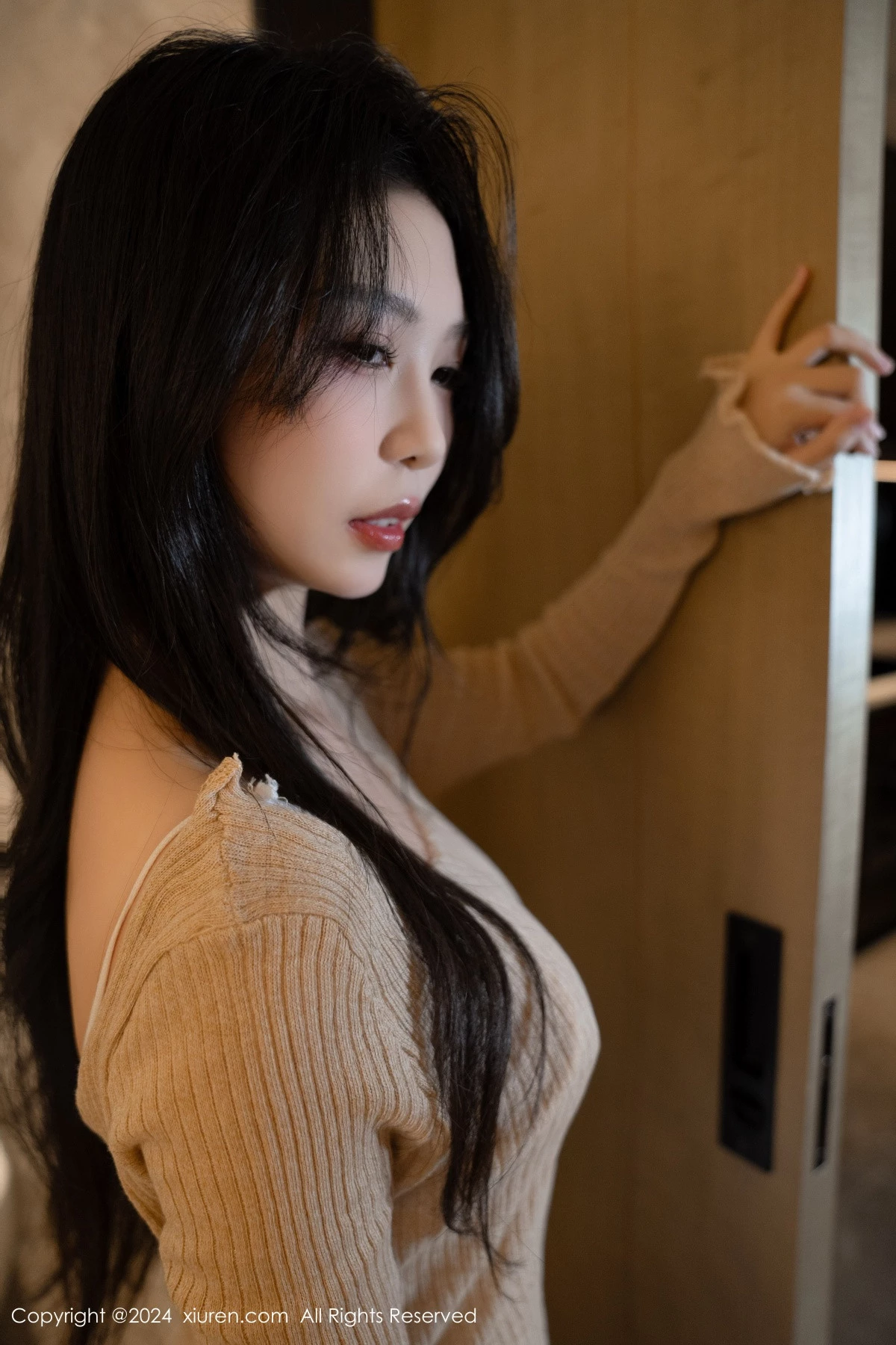 XiuRen第8455期_模特利世性感杏色上衣露白色内衣配原色丝袜秀曼妙身姿诱惑写真86P