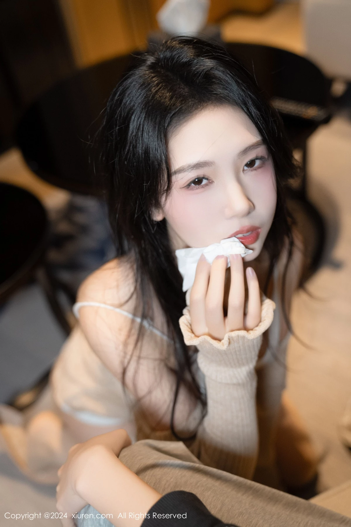 XiuRen第8455期_模特利世性感杏色上衣露白色内衣配原色丝袜秀曼妙身姿诱惑写真86P