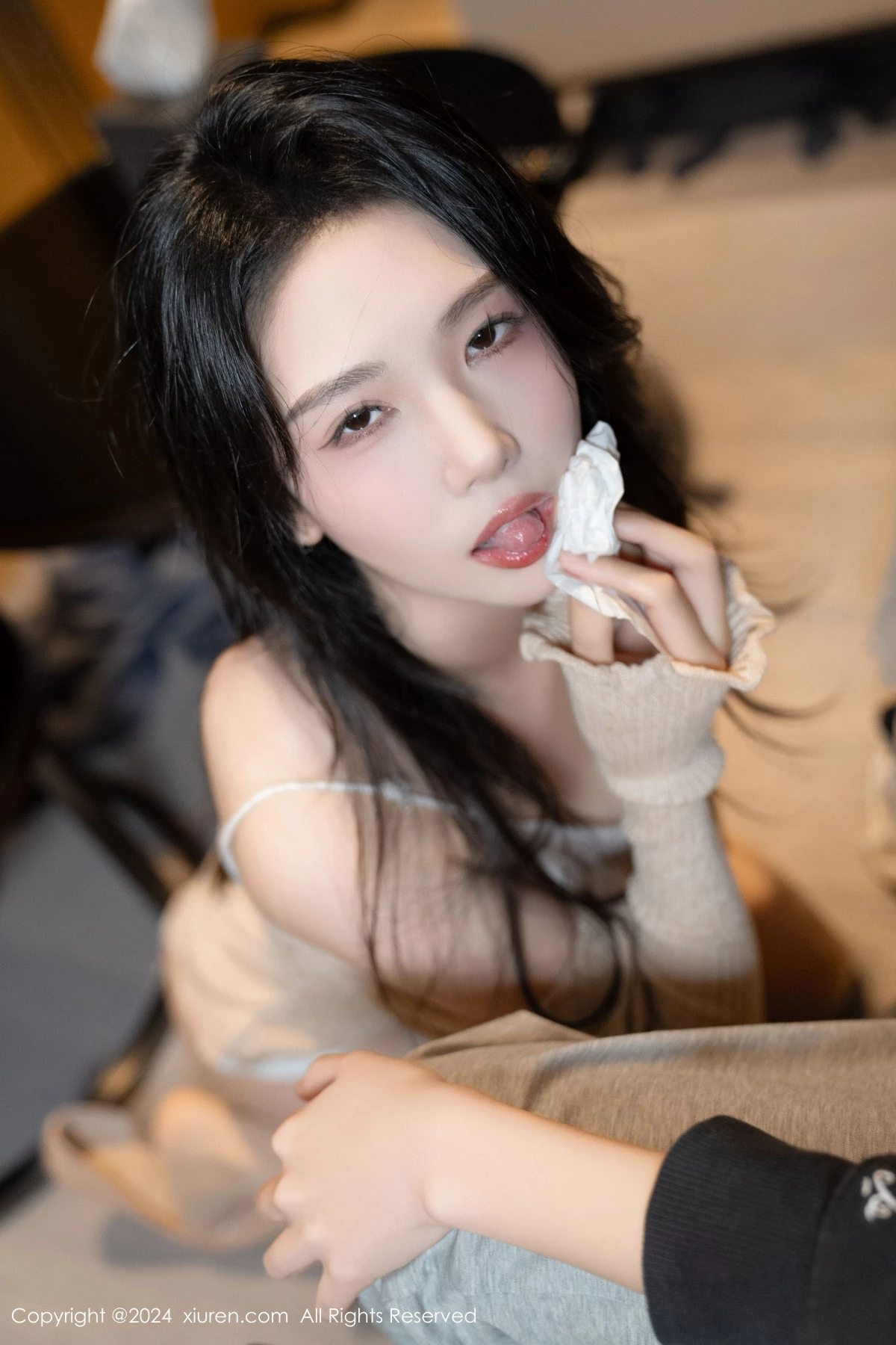 XiuRen第8455期_模特利世性感杏色上衣露白色内衣配原色丝袜秀曼妙身姿诱惑写真86P