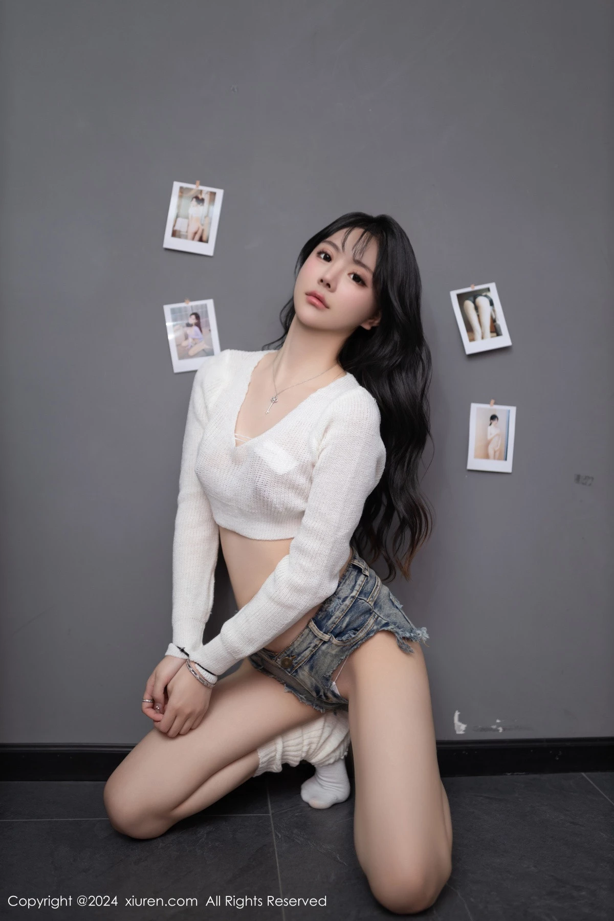 XiuRen第8458期_模特幼幼性感白色上衣配牛仔短裤半脱秀惹火身材迷人诱惑写真80P