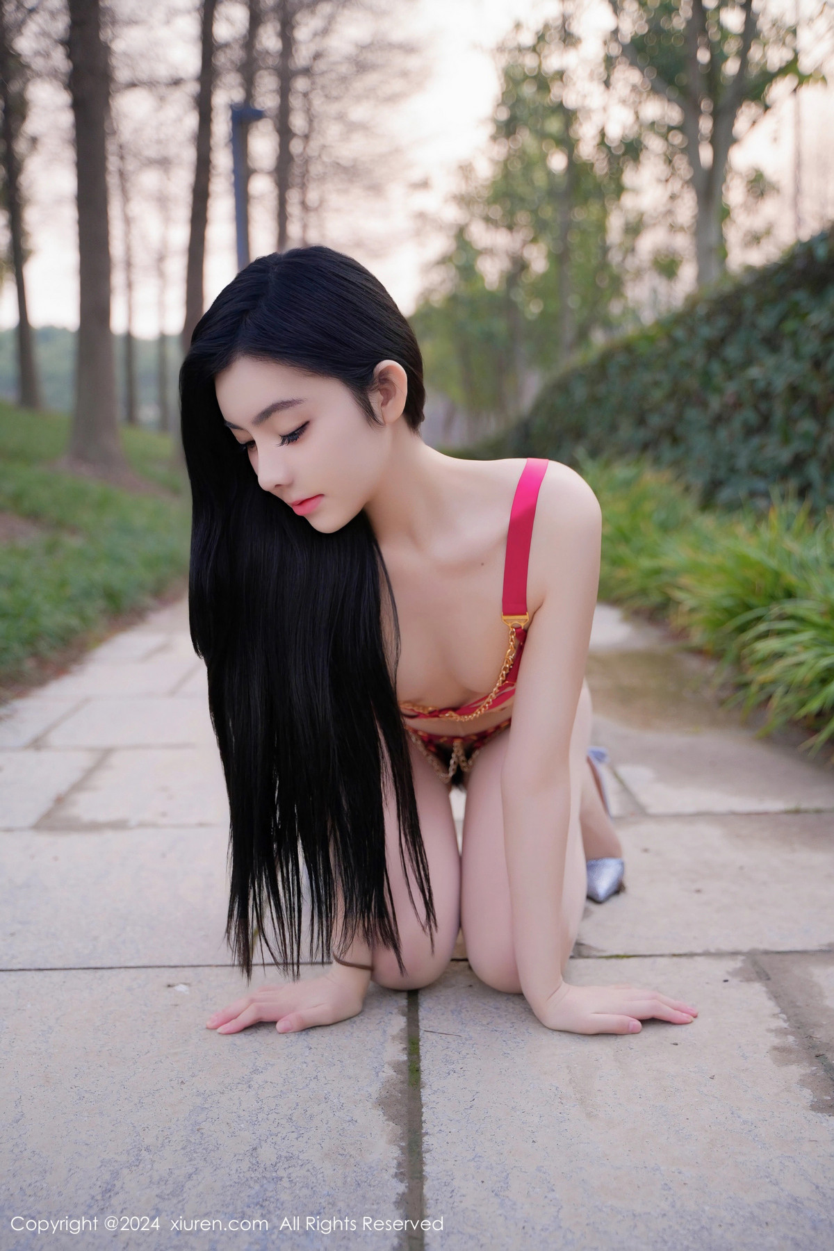 XiuRen第8489_模特龙雪儿户外性感红色情趣服饰配开档白丝秀惹火身材诱惑写真49P