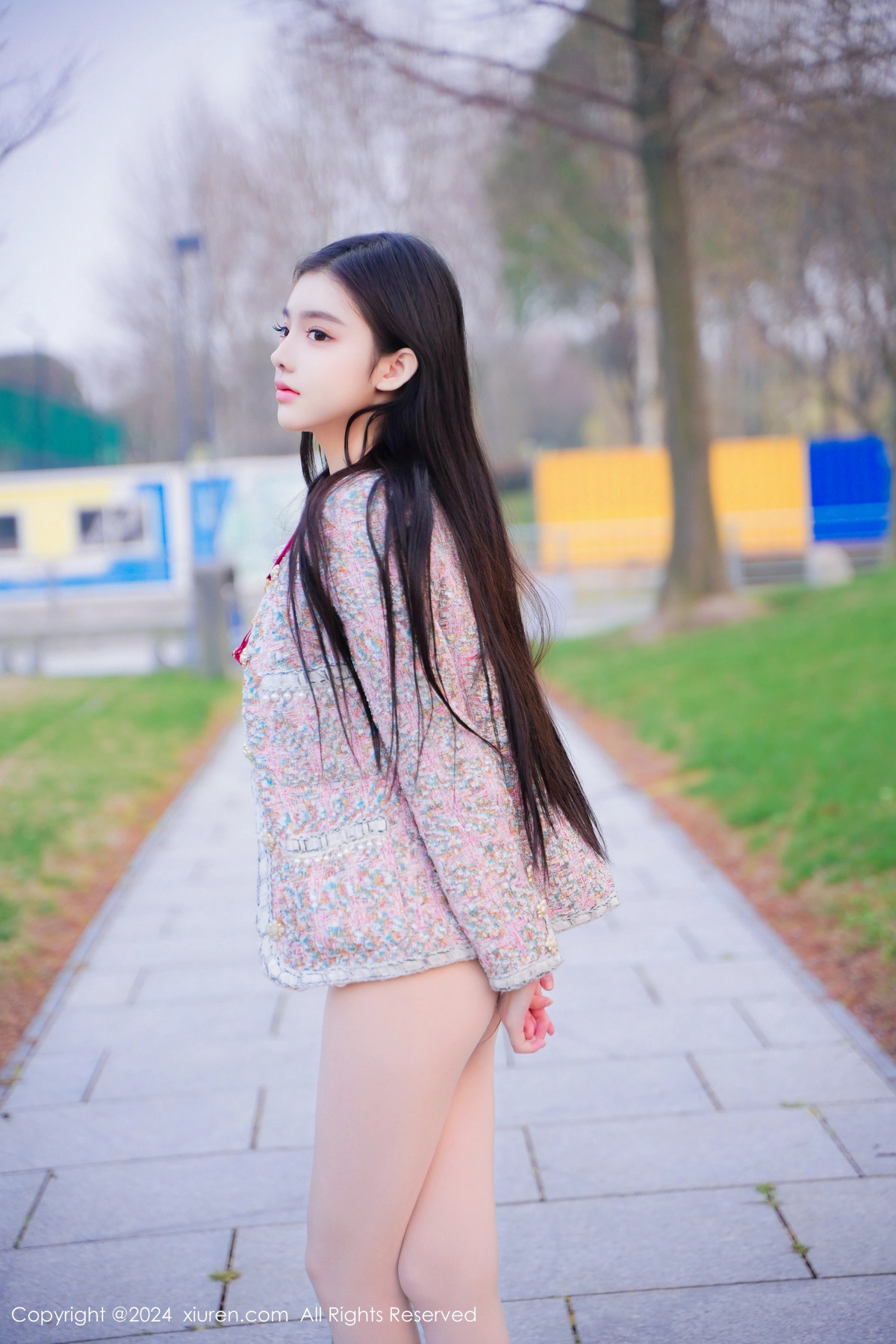 XiuRen第8489_模特龙雪儿户外性感红色情趣服饰配开档白丝秀惹火身材诱惑写真49P