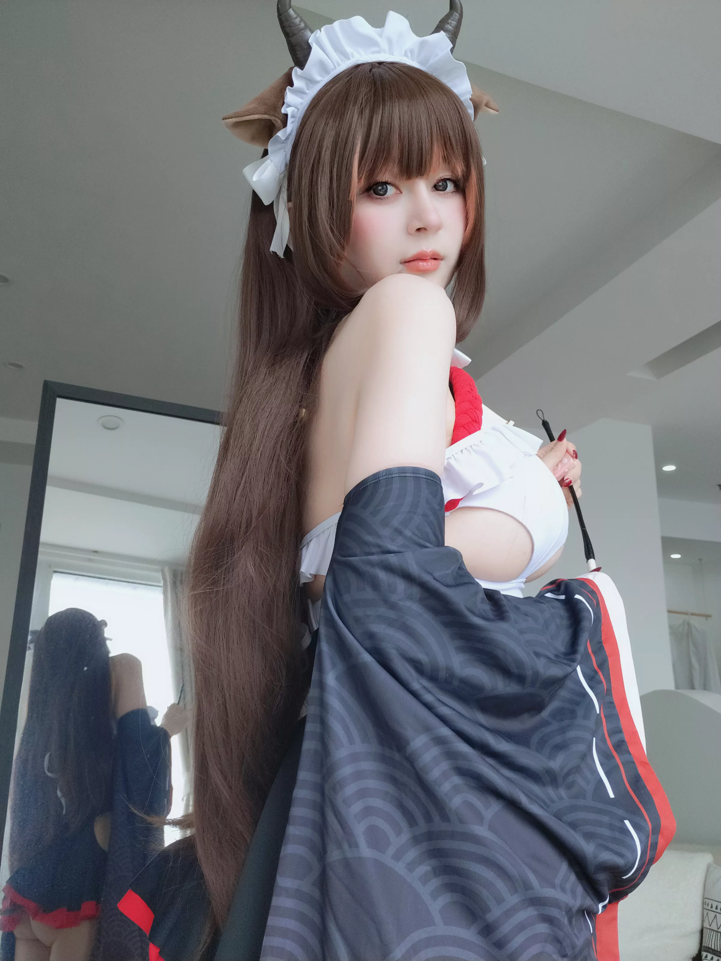 Coser小姐姐白银81碧蓝航线樫野主题性感黑白女仆服饰配黑丝袜秀丰腴身材完美诱惑写真92P