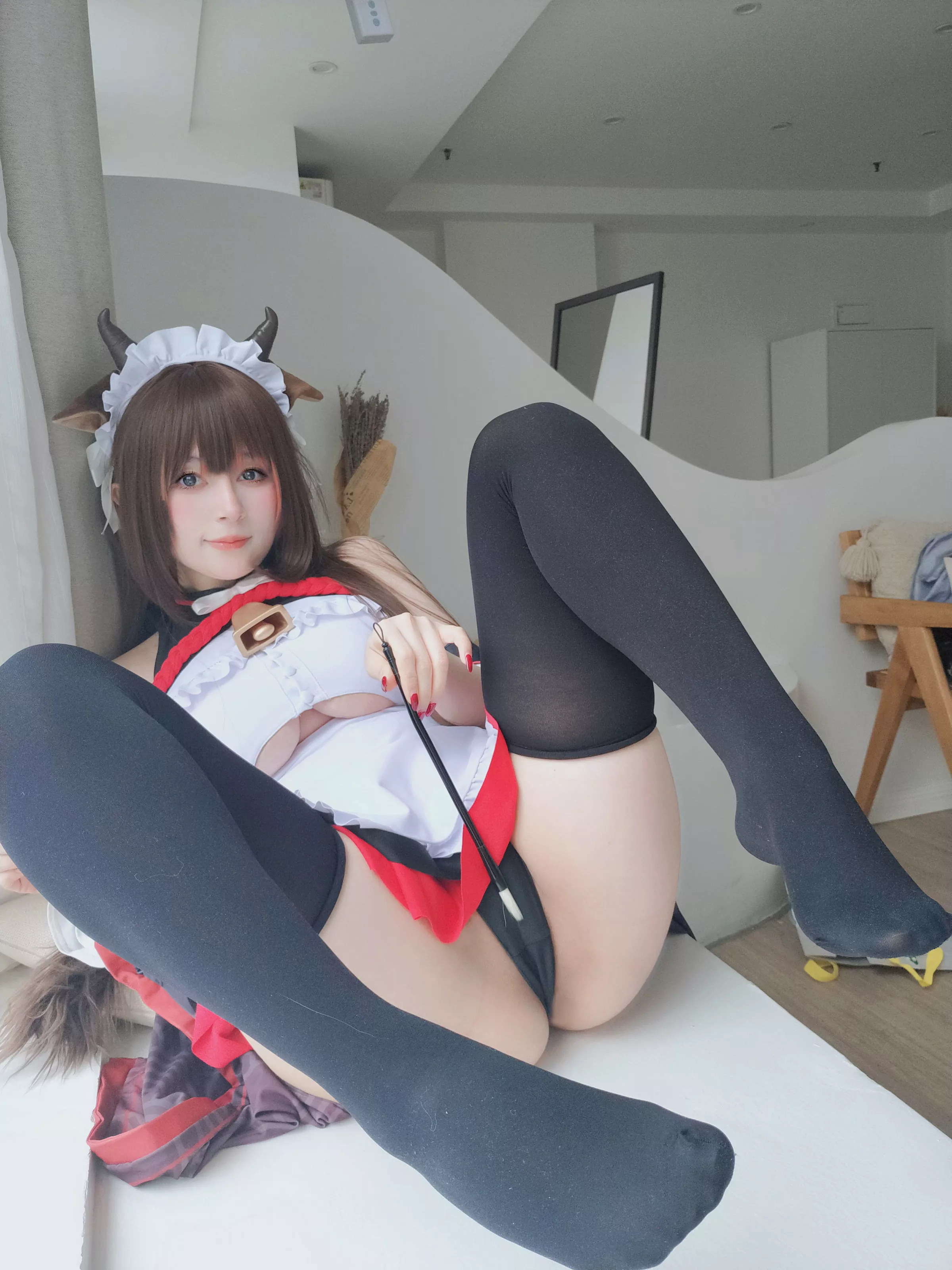 Coser小姐姐白银81碧蓝航线樫野主题性感黑白女仆服饰配黑丝袜秀丰腴身材完美诱惑写真92P