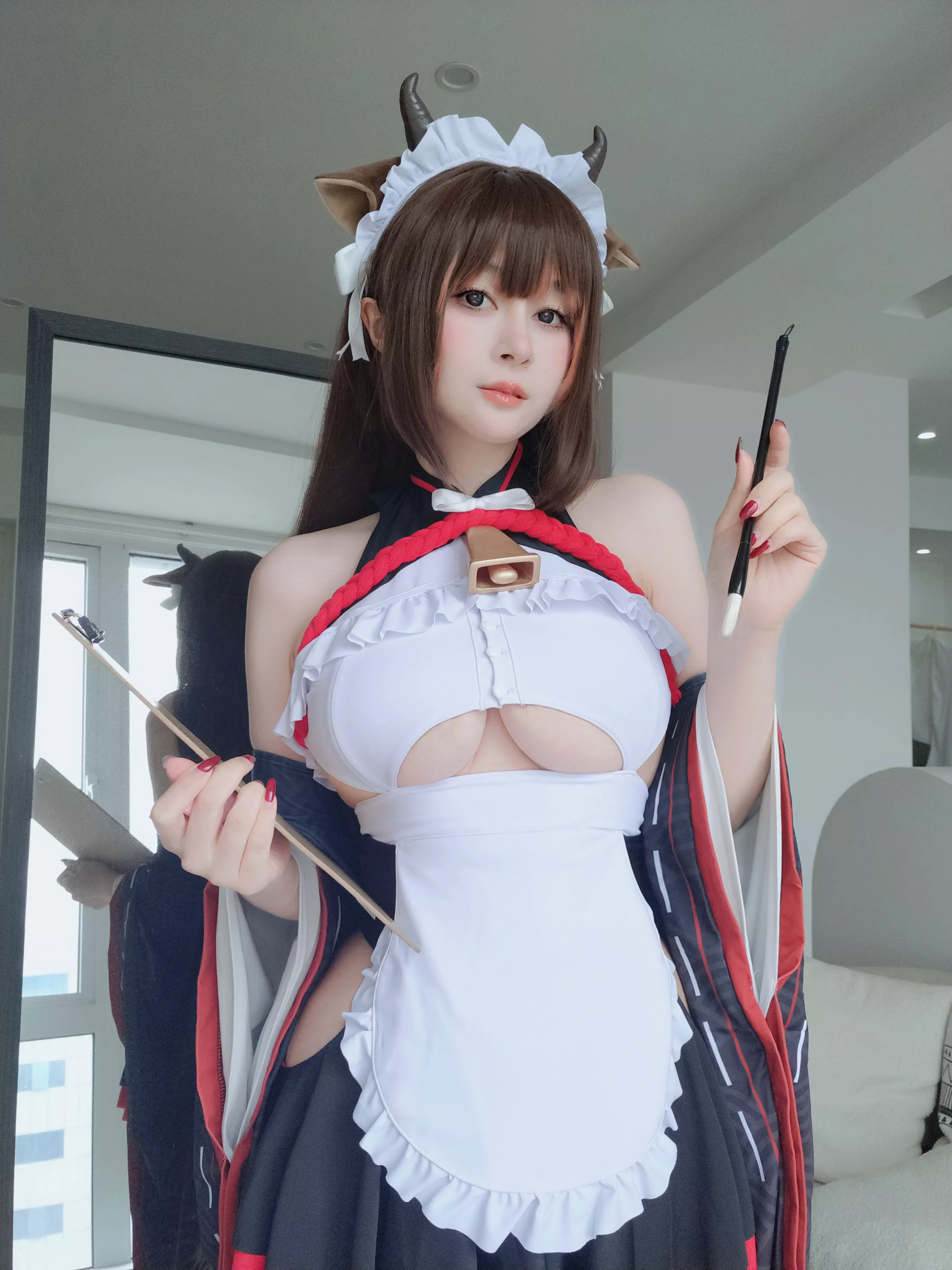 Coser小姐姐白银81碧蓝航线樫野主题性感黑白女仆服饰配黑丝袜秀丰腴身材完美诱惑写真92P
