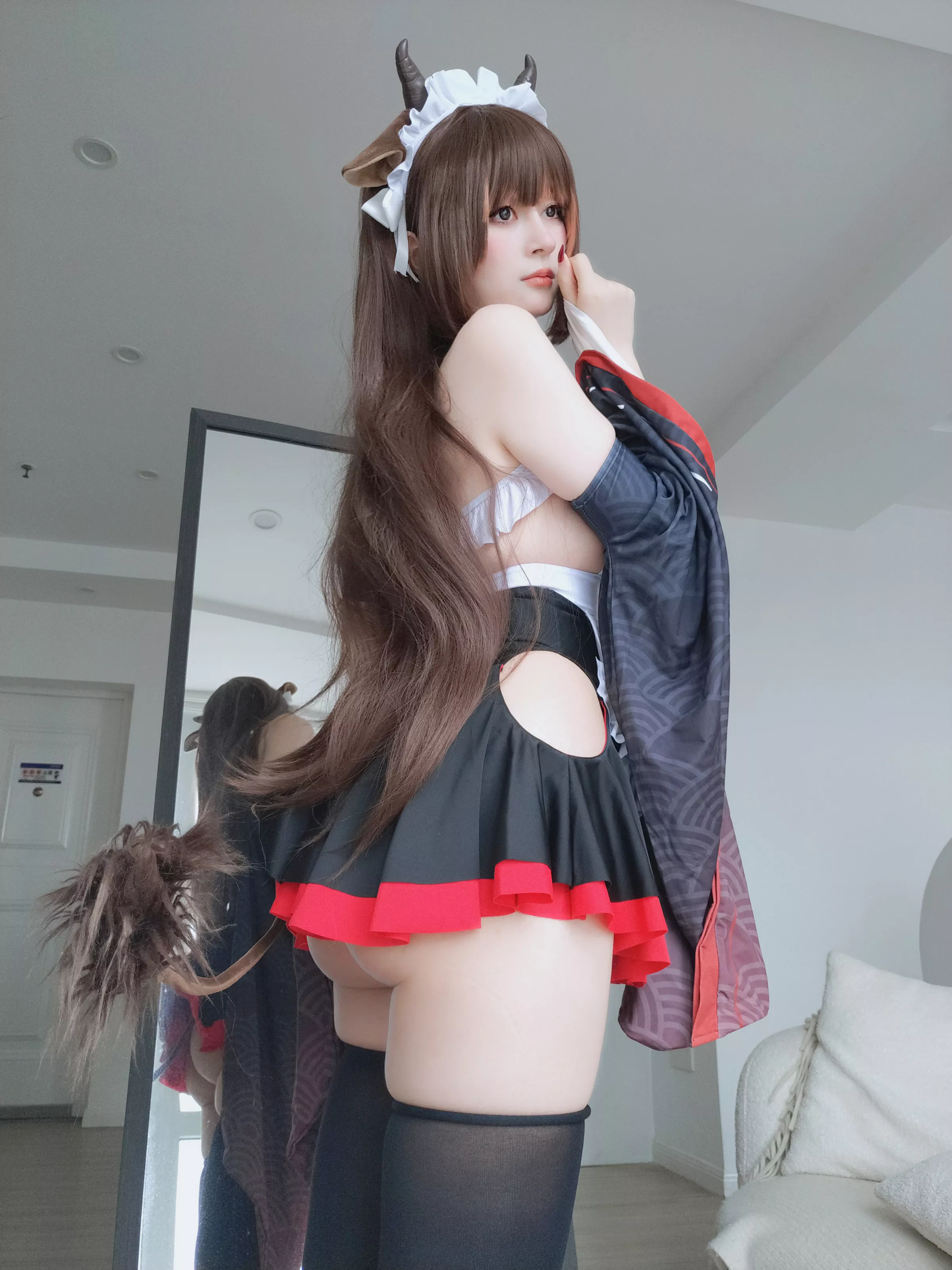 Coser小姐姐白银81碧蓝航线樫野主题性感黑白女仆服饰配黑丝袜秀丰腴身材完美诱惑写真92P