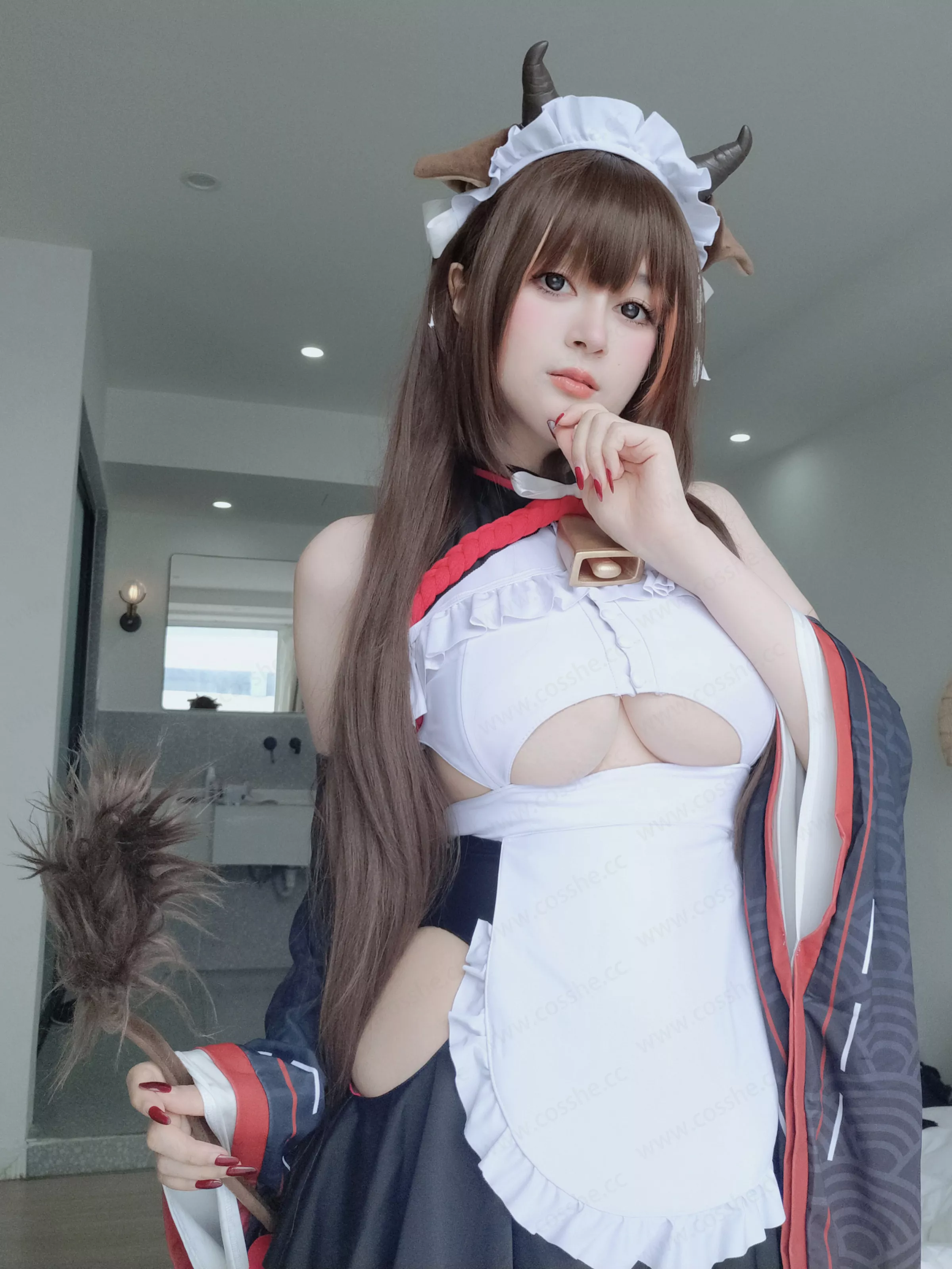 Coser小姐姐白银81碧蓝航线樫野主题性感黑白女仆服饰配黑丝袜秀丰腴身材完美诱惑写真92P