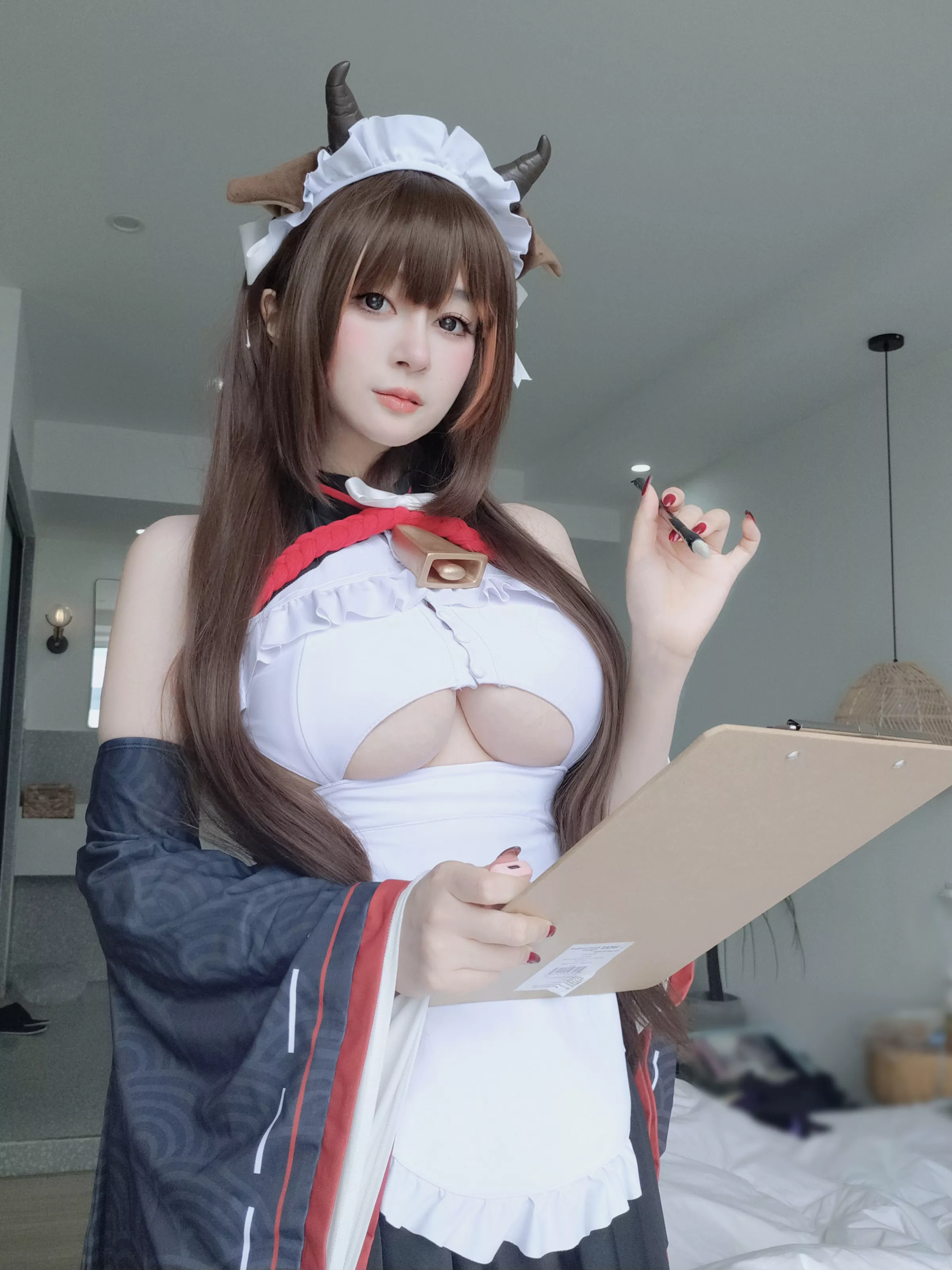 Coser小姐姐白银81碧蓝航线樫野主题性感黑白女仆服饰配黑丝袜秀丰腴身材完美诱惑写真92P