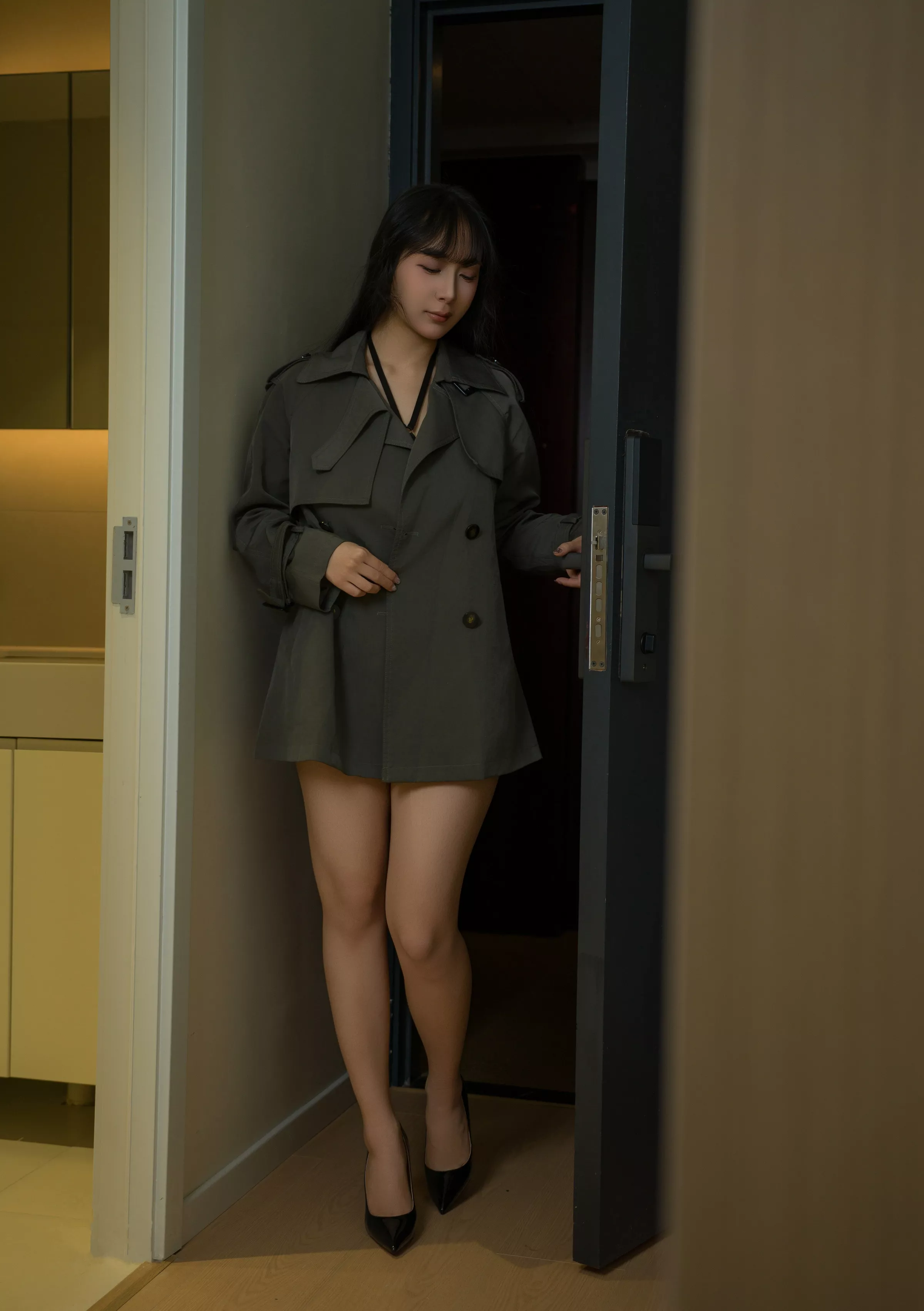 Coser美女浅安安睡前故事主题脱黑色风衣露性感黑色情趣内衣秀丰腴身材撩人诱惑写真89P
