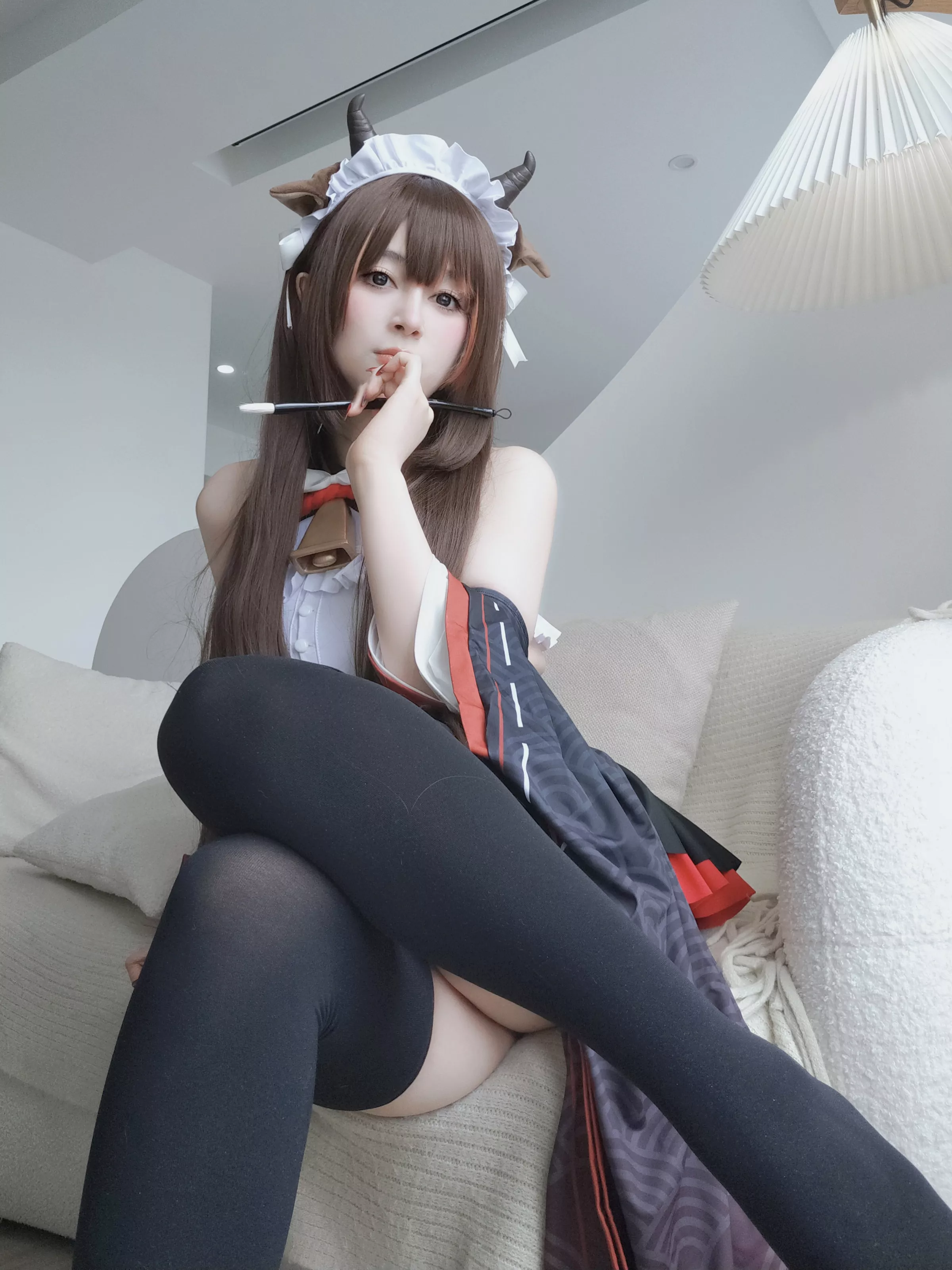 Coser小姐姐白银81碧蓝航线樫野主题性感黑白女仆服饰配黑丝袜秀丰腴身材完美诱惑写真92P