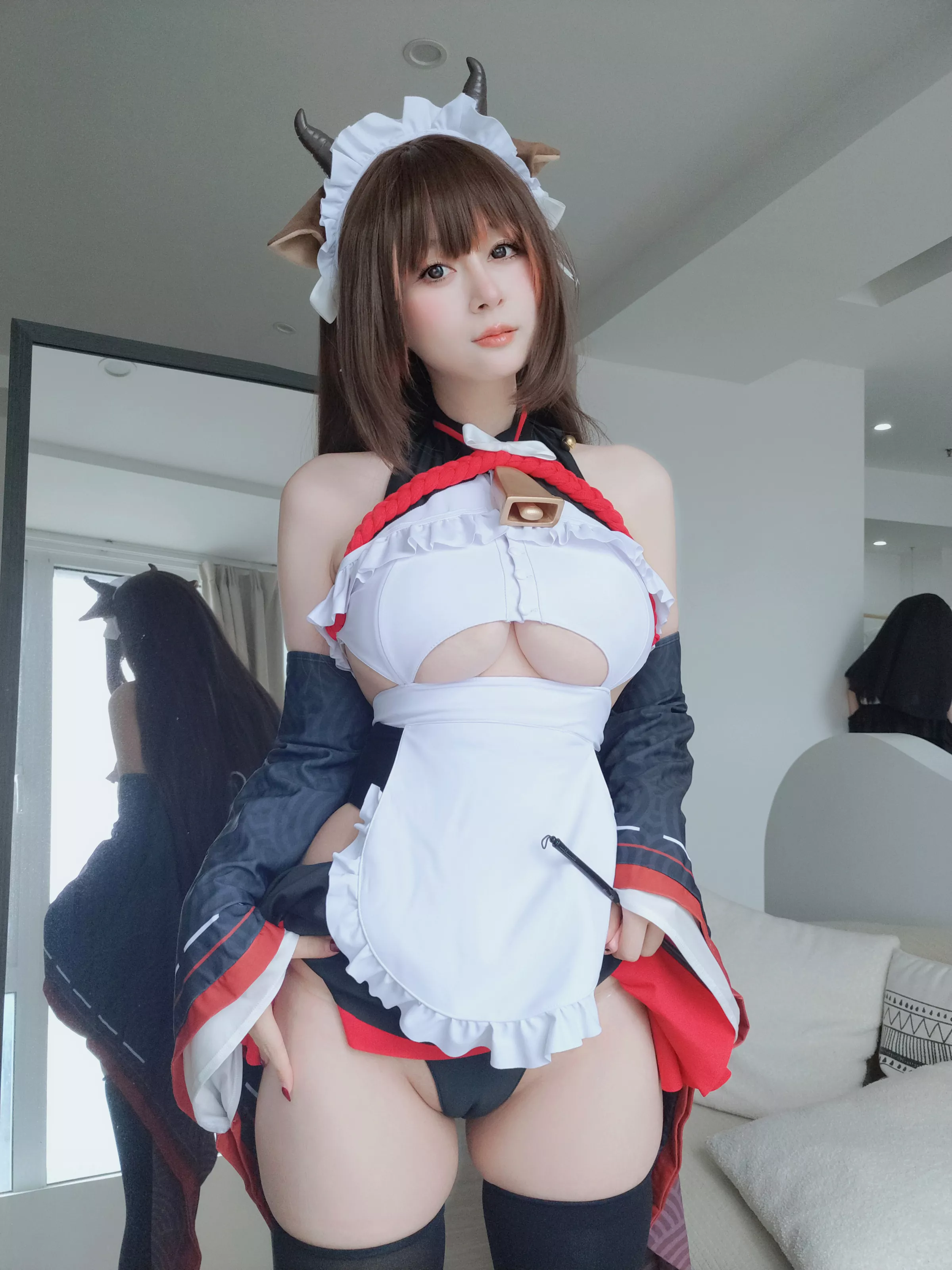Coser小姐姐白银81碧蓝航线樫野主题性感黑白女仆服饰配黑丝袜秀丰腴身材完美诱惑写真92P