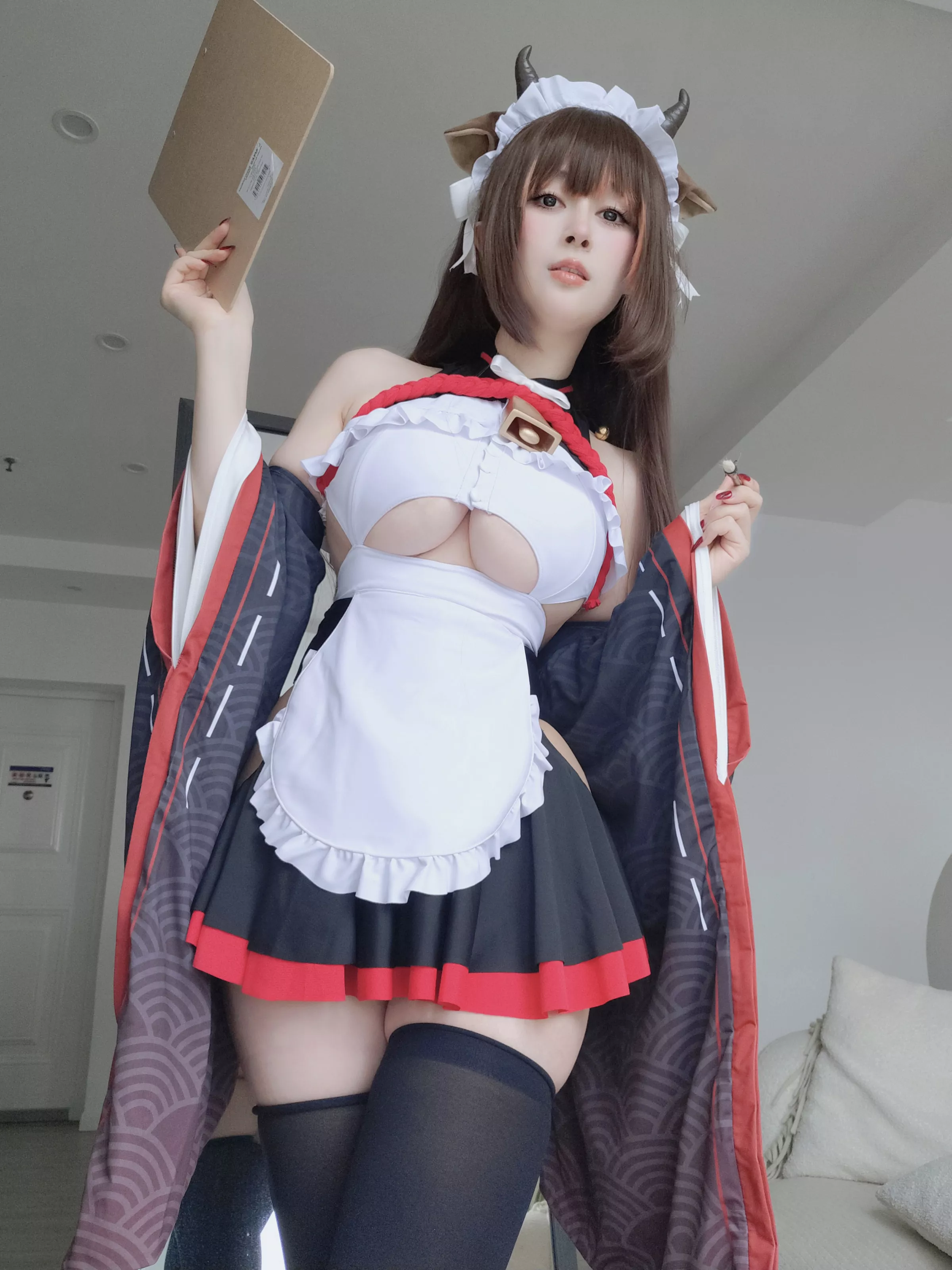Coser小姐姐白银81碧蓝航线樫野主题性感黑白女仆服饰配黑丝袜秀丰腴身材完美诱惑写真92P