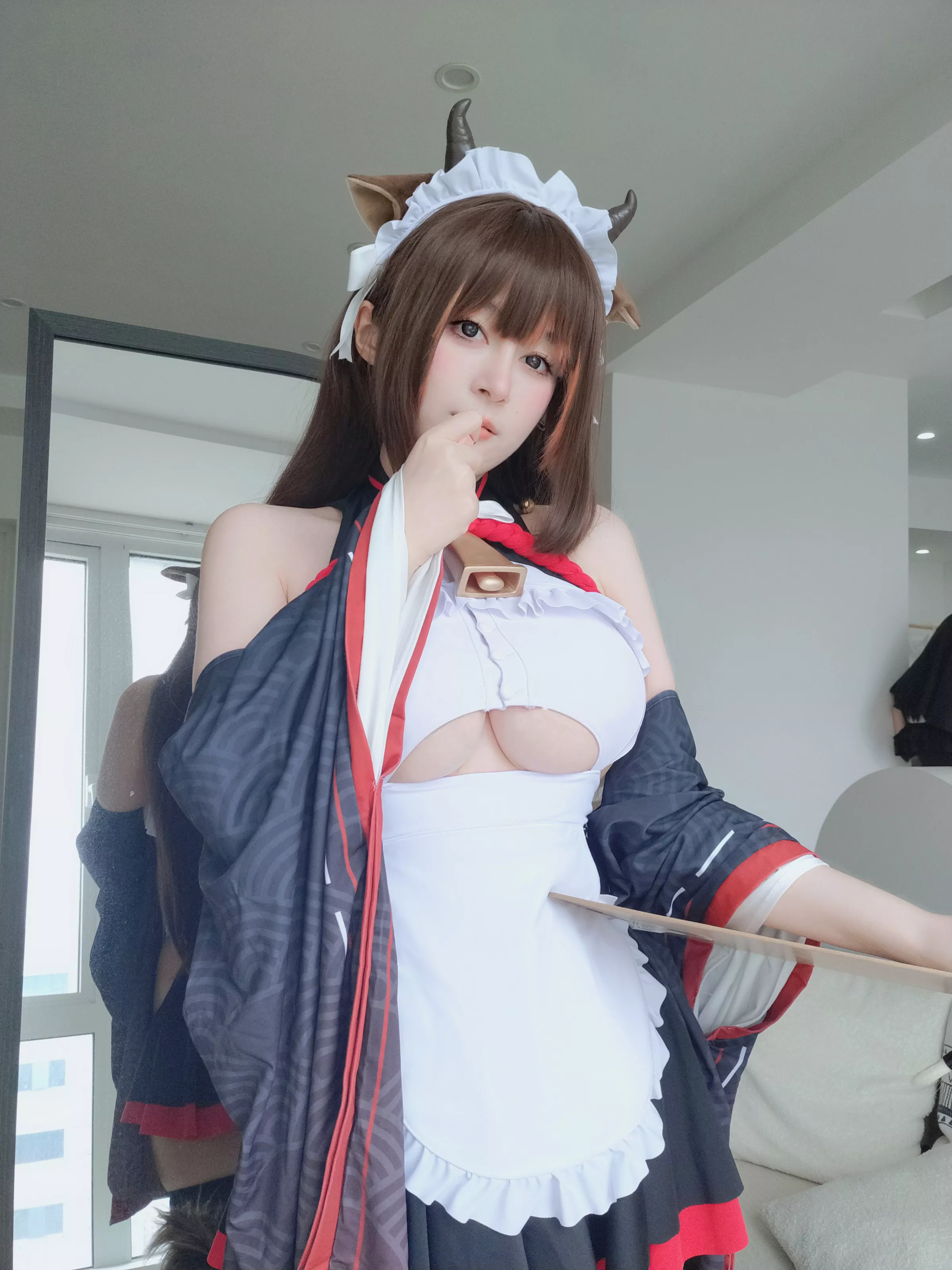 Coser小姐姐白银81碧蓝航线樫野主题性感黑白女仆服饰配黑丝袜秀丰腴身材完美诱惑写真92P