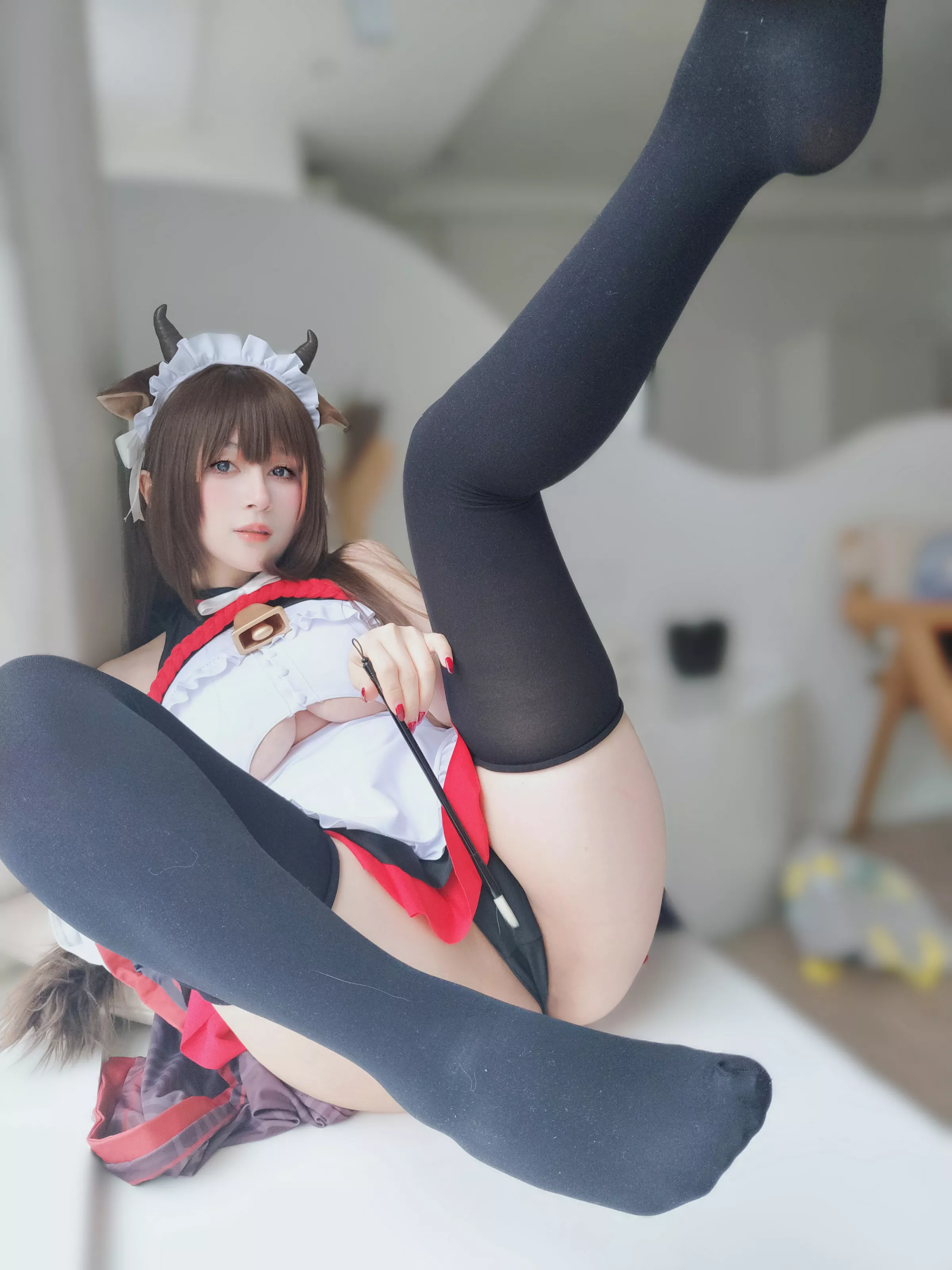 Coser小姐姐白银81碧蓝航线樫野主题性感黑白女仆服饰配黑丝袜秀丰腴身材完美诱惑写真92P