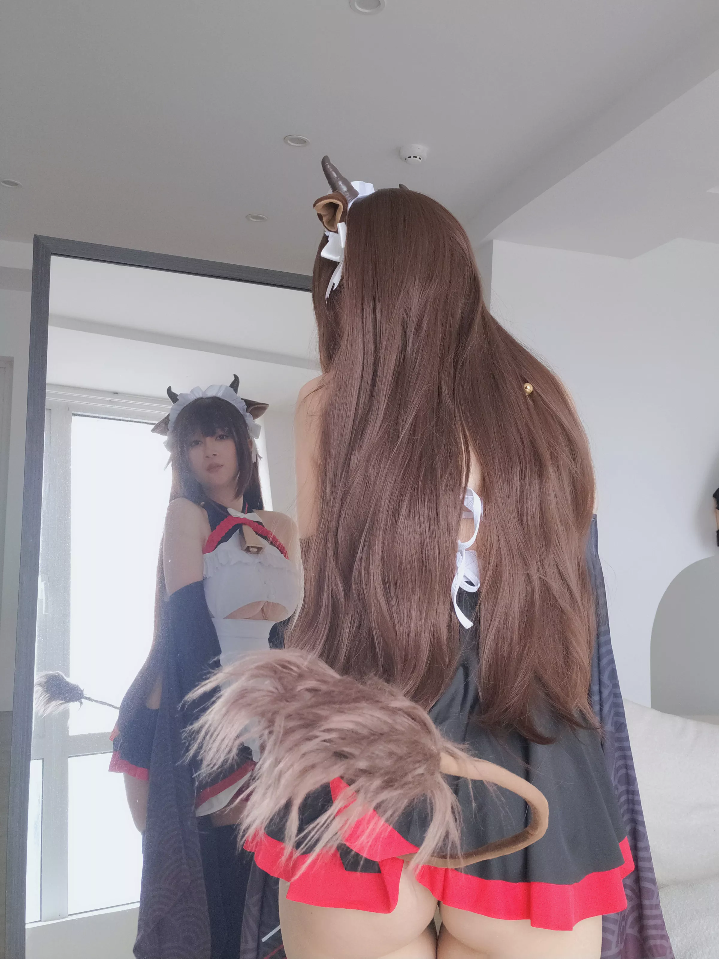 Coser小姐姐白银81碧蓝航线樫野主题性感黑白女仆服饰配黑丝袜秀丰腴身材完美诱惑写真92P