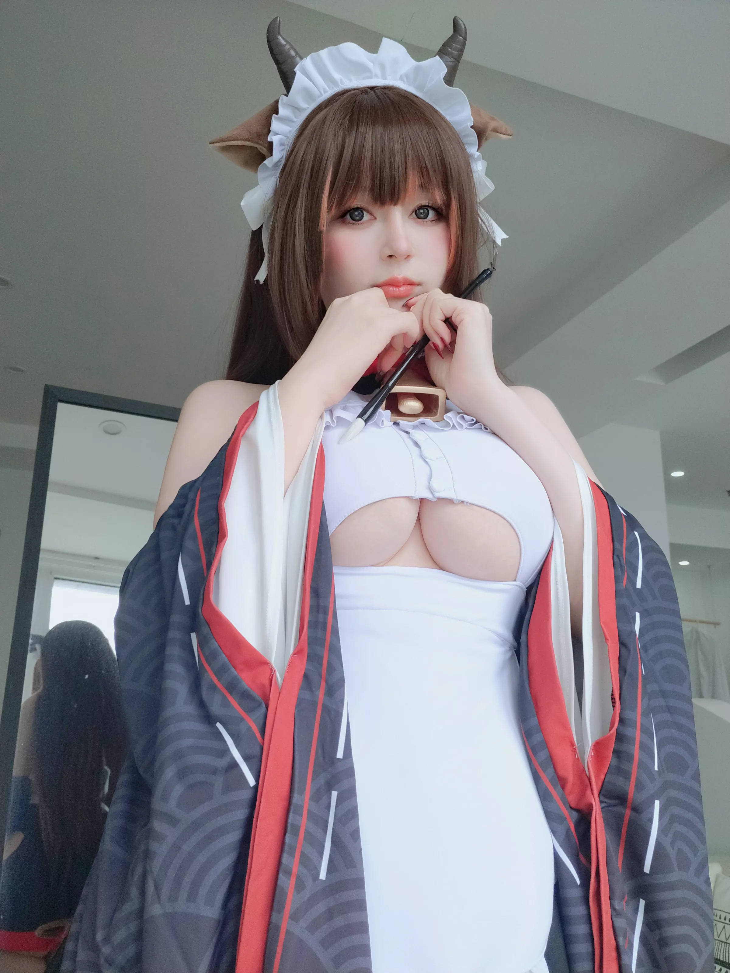 Coser小姐姐白银81碧蓝航线樫野主题性感黑白女仆服饰配黑丝袜秀丰腴身材完美诱惑写真92P