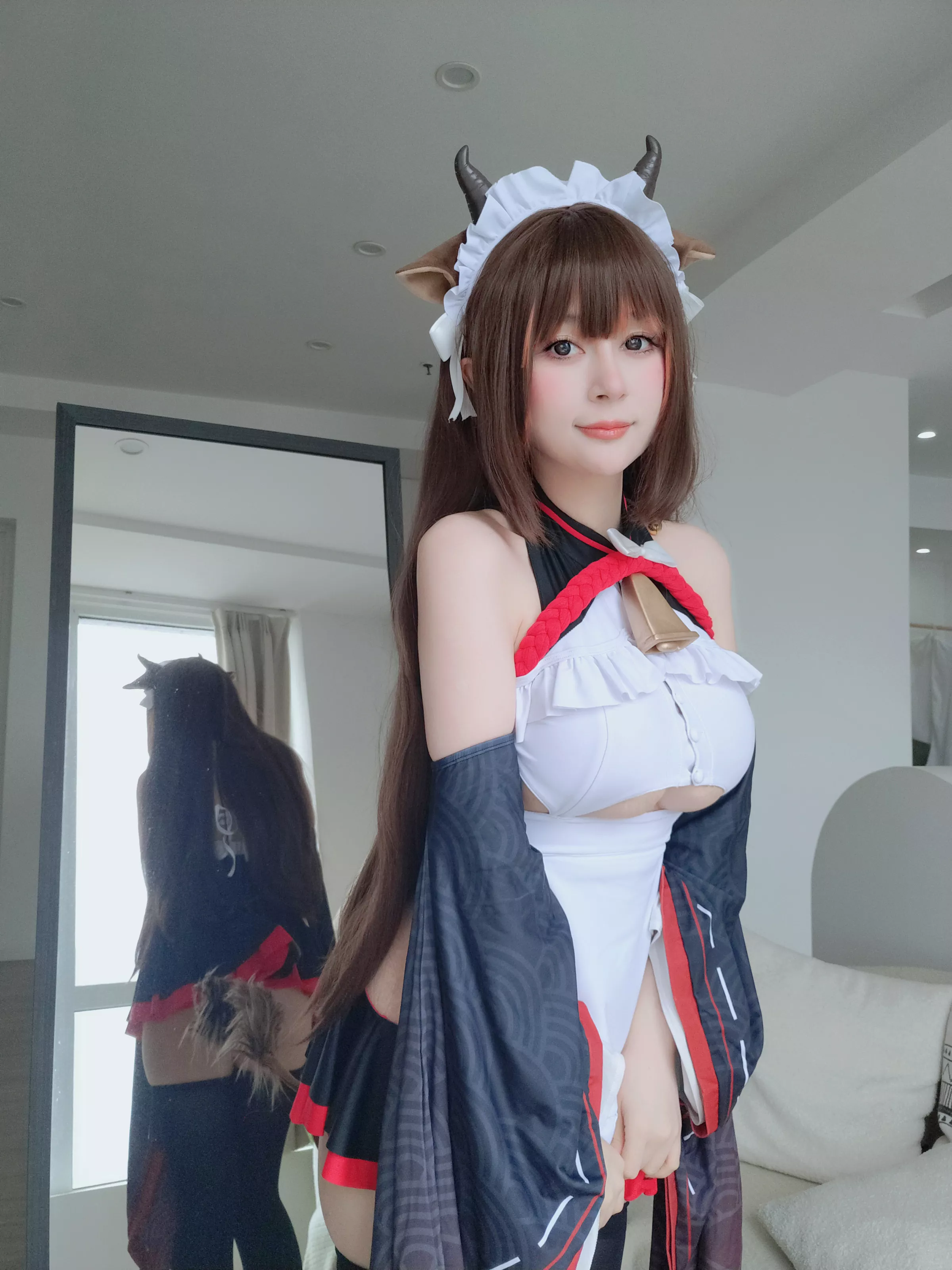 Coser小姐姐白银81碧蓝航线樫野主题性感黑白女仆服饰配黑丝袜秀丰腴身材完美诱惑写真92P