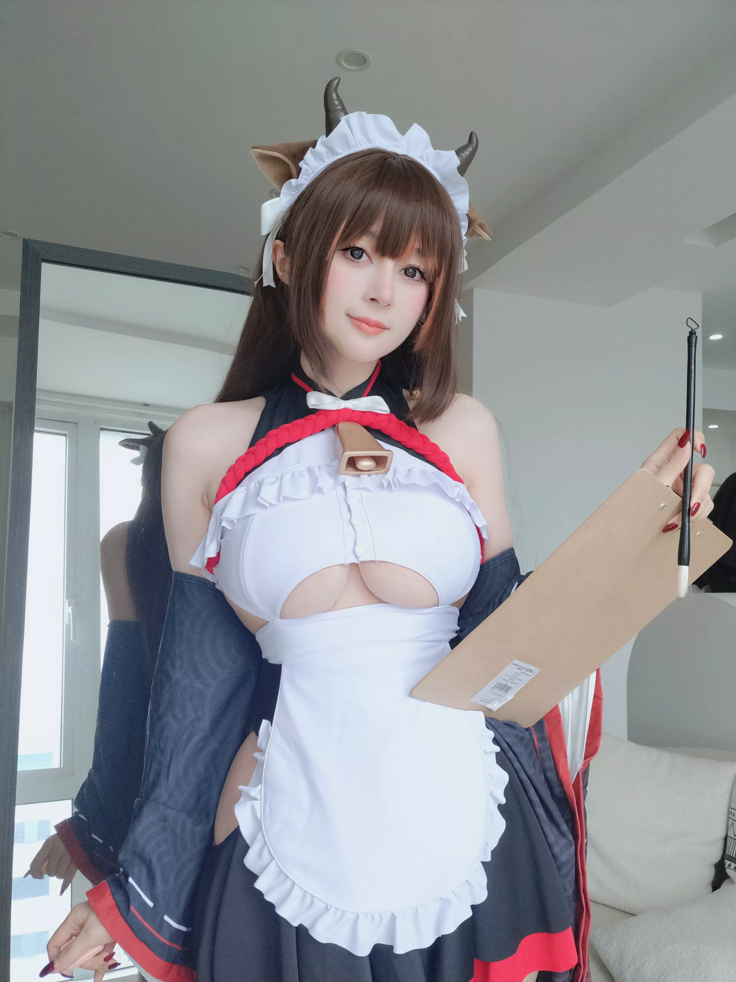 Coser小姐姐白银81碧蓝航线樫野主题性感黑白女仆服饰配黑丝袜秀丰腴身材完美诱惑写真92P