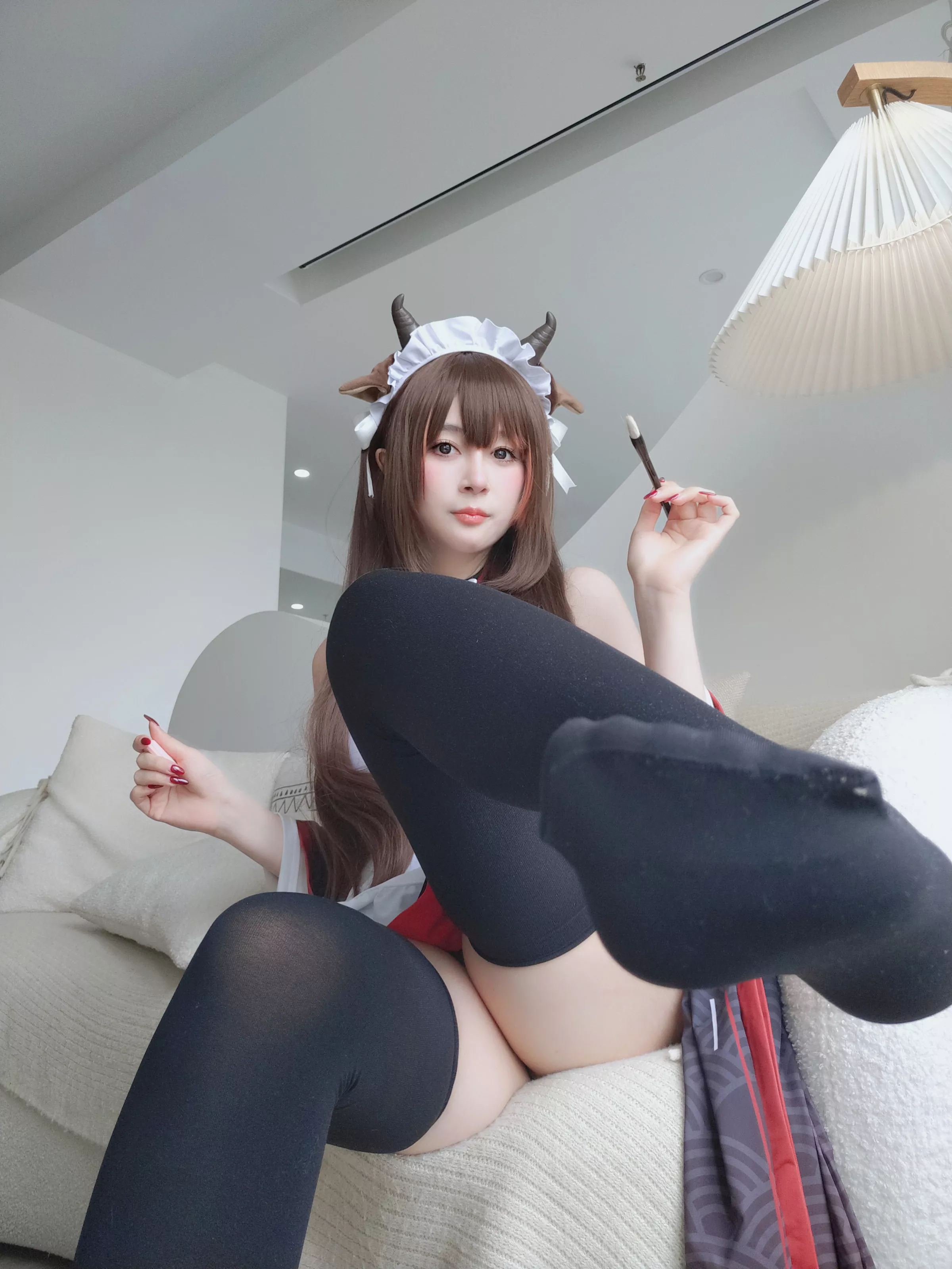 Coser小姐姐白银81碧蓝航线樫野主题性感黑白女仆服饰配黑丝袜秀丰腴身材完美诱惑写真92P