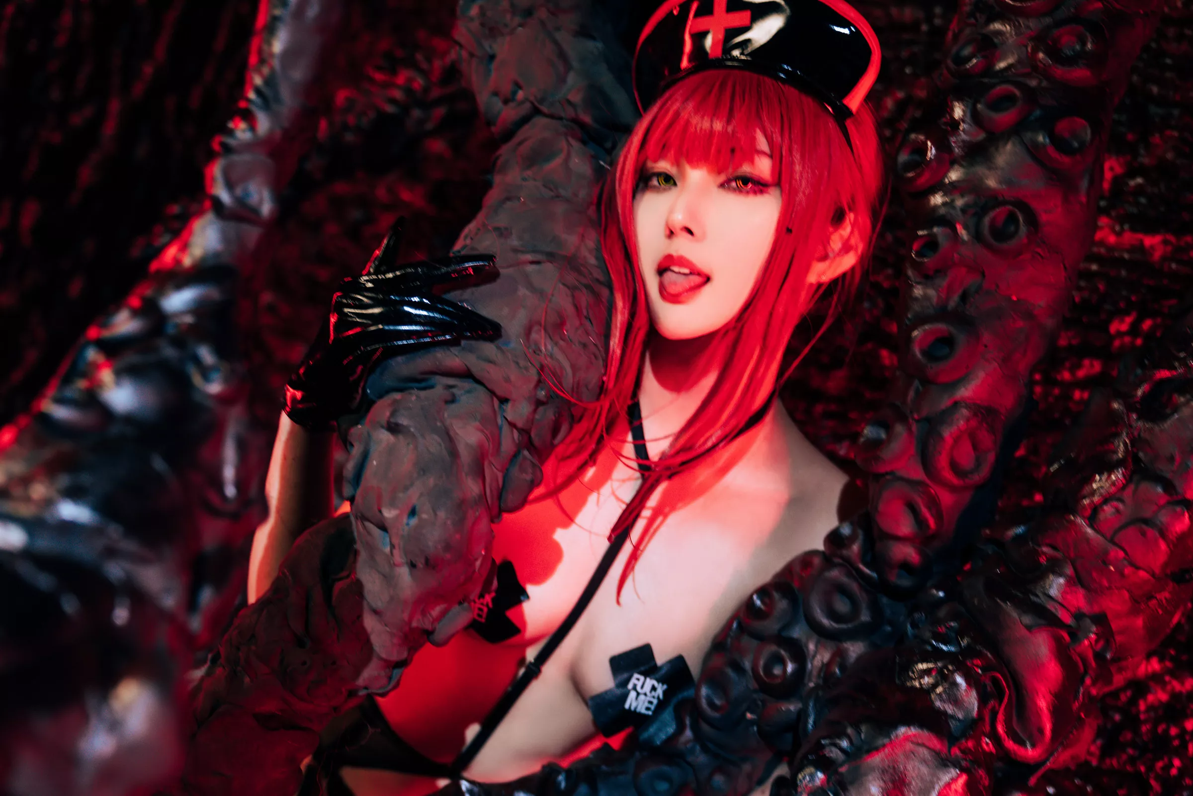 网络美女Natsuko夏夏子玛奇玛护士主题性感黑色皮质护士服配黑丝吊袜秀曼妙身姿诱惑写真72P