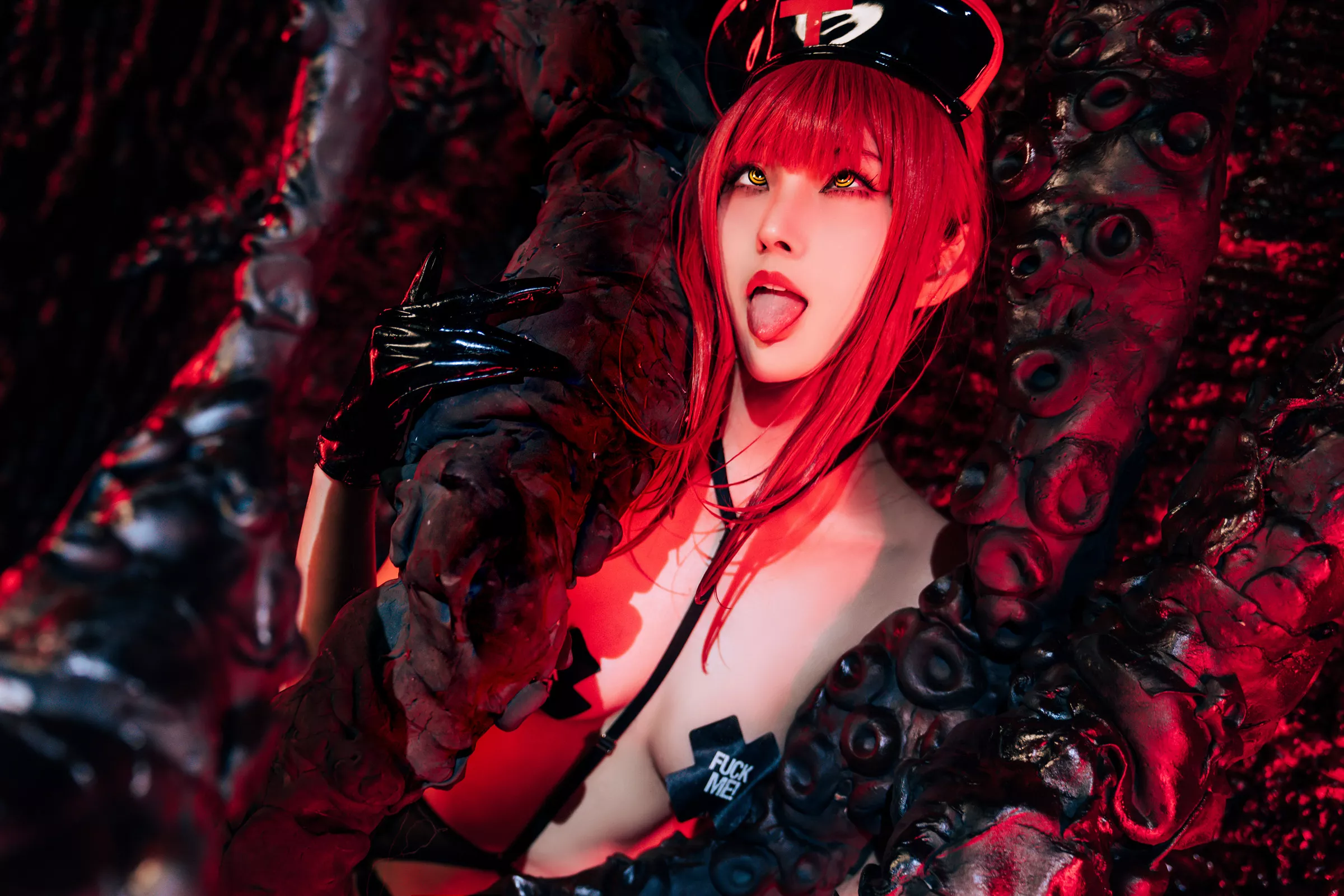 网络美女Natsuko夏夏子玛奇玛护士主题性感黑色皮质护士服配黑丝吊袜秀曼妙身姿诱惑写真72P