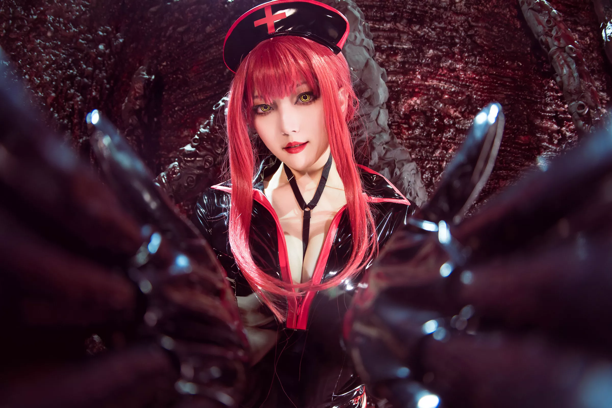 网络美女Natsuko夏夏子玛奇玛护士主题性感黑色皮质护士服配黑丝吊袜秀曼妙身姿诱惑写真72P