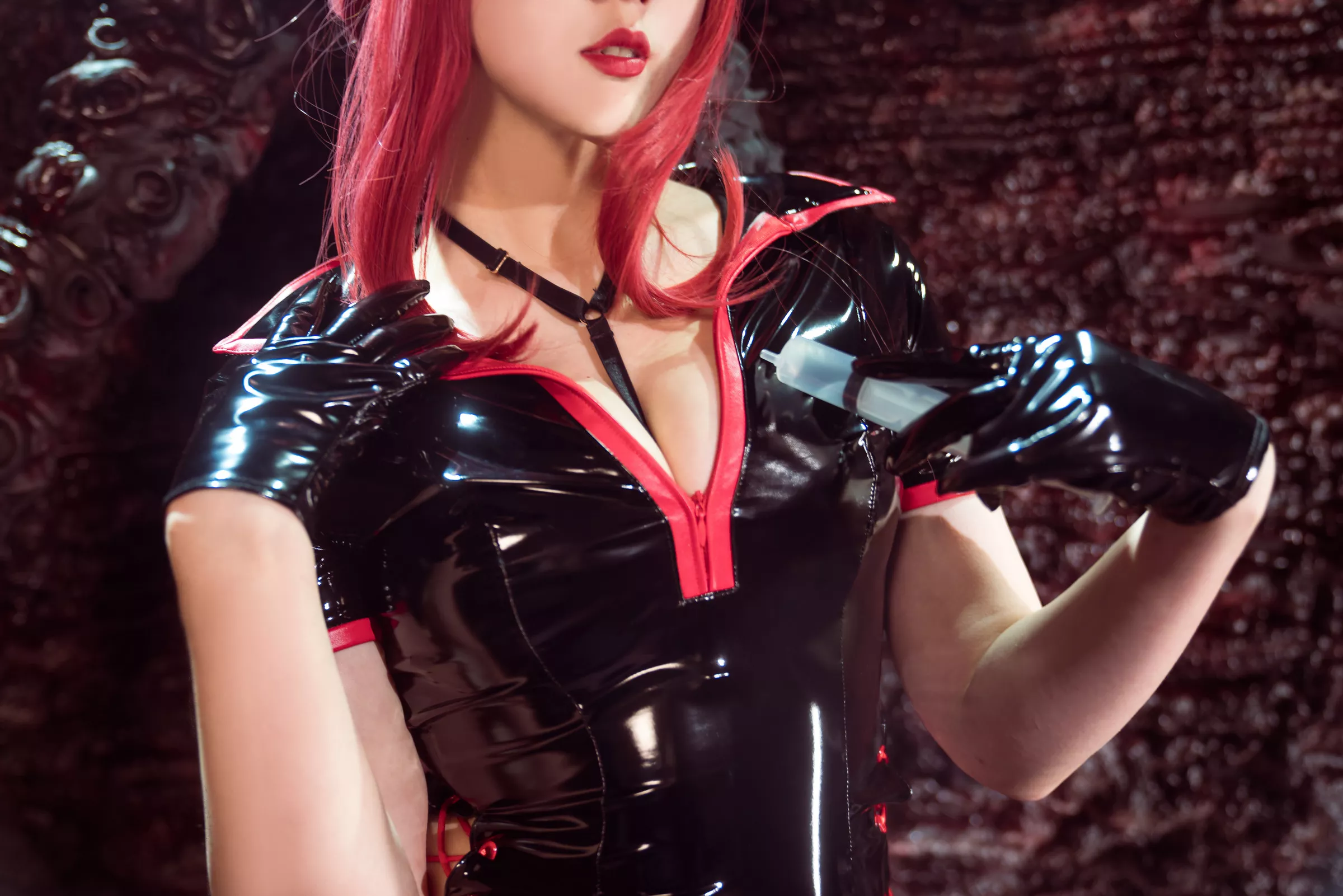 网络美女Natsuko夏夏子玛奇玛护士主题性感黑色皮质护士服配黑丝吊袜秀曼妙身姿诱惑写真72P