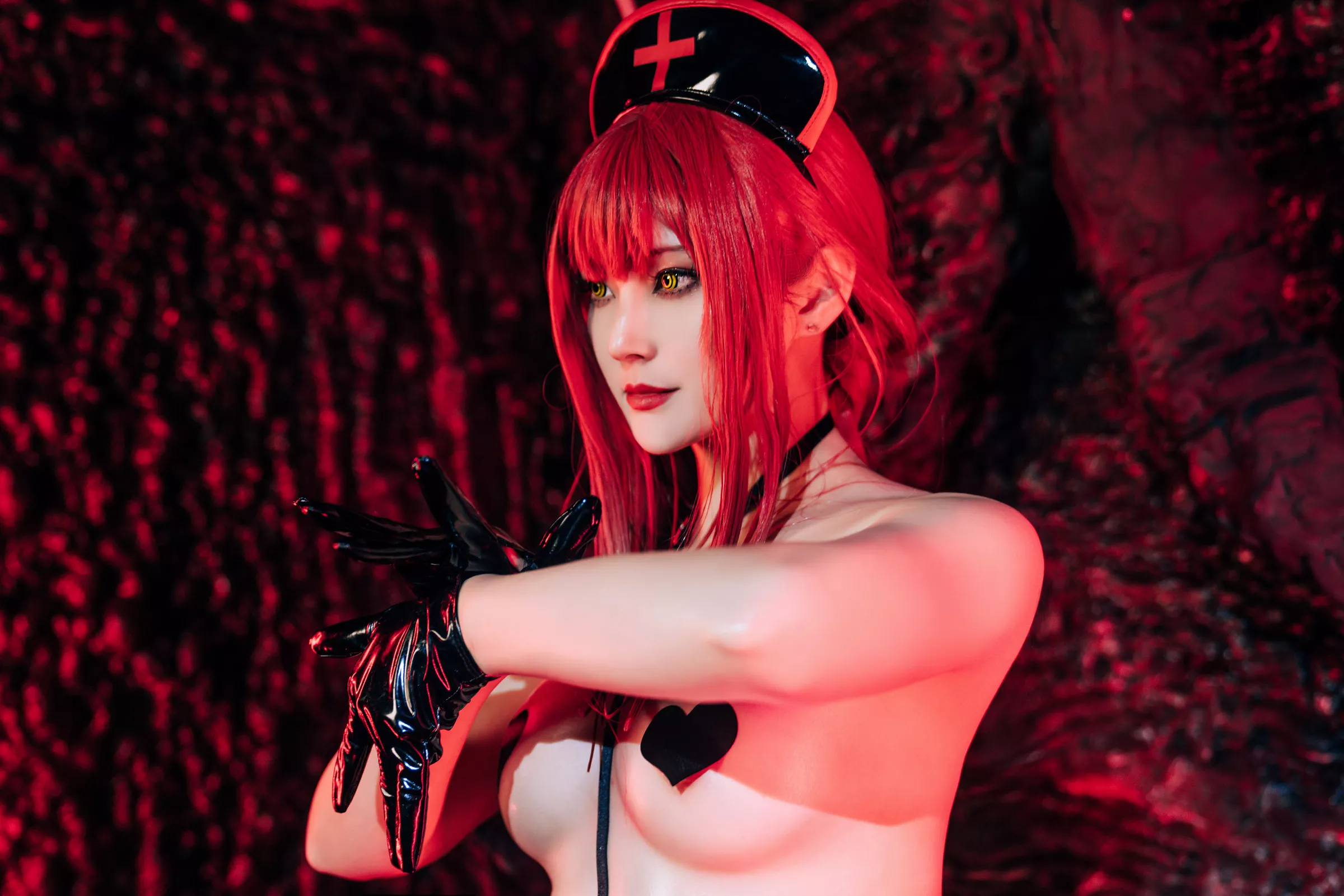 网络美女Natsuko夏夏子玛奇玛护士主题性感黑色皮质护士服配黑丝吊袜秀曼妙身姿诱惑写真72P