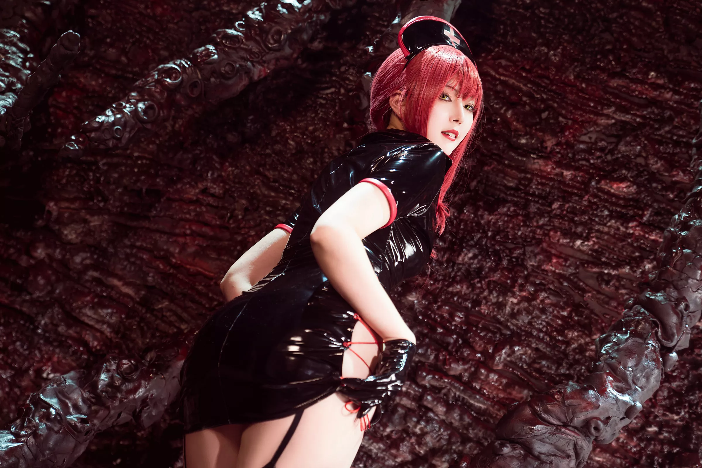 网络美女Natsuko夏夏子玛奇玛护士主题性感黑色皮质护士服配黑丝吊袜秀曼妙身姿诱惑写真72P
