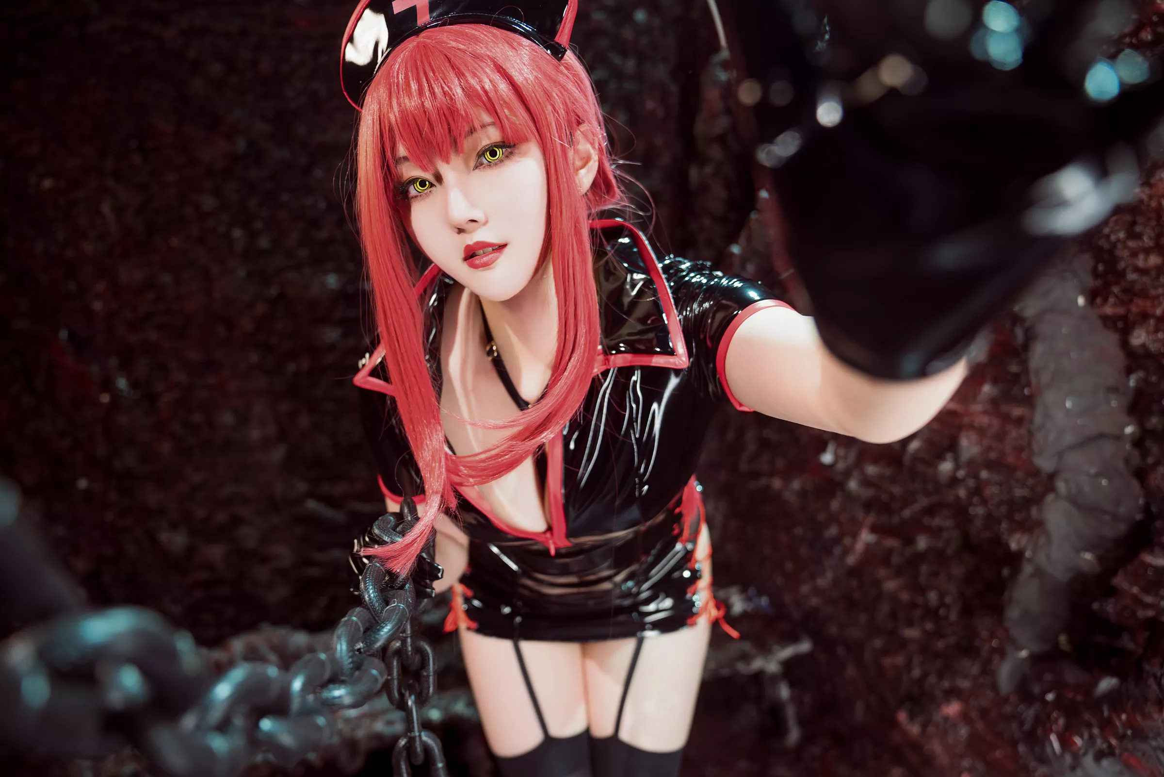 网络美女Natsuko夏夏子玛奇玛护士主题性感黑色皮质护士服配黑丝吊袜秀曼妙身姿诱惑写真72P