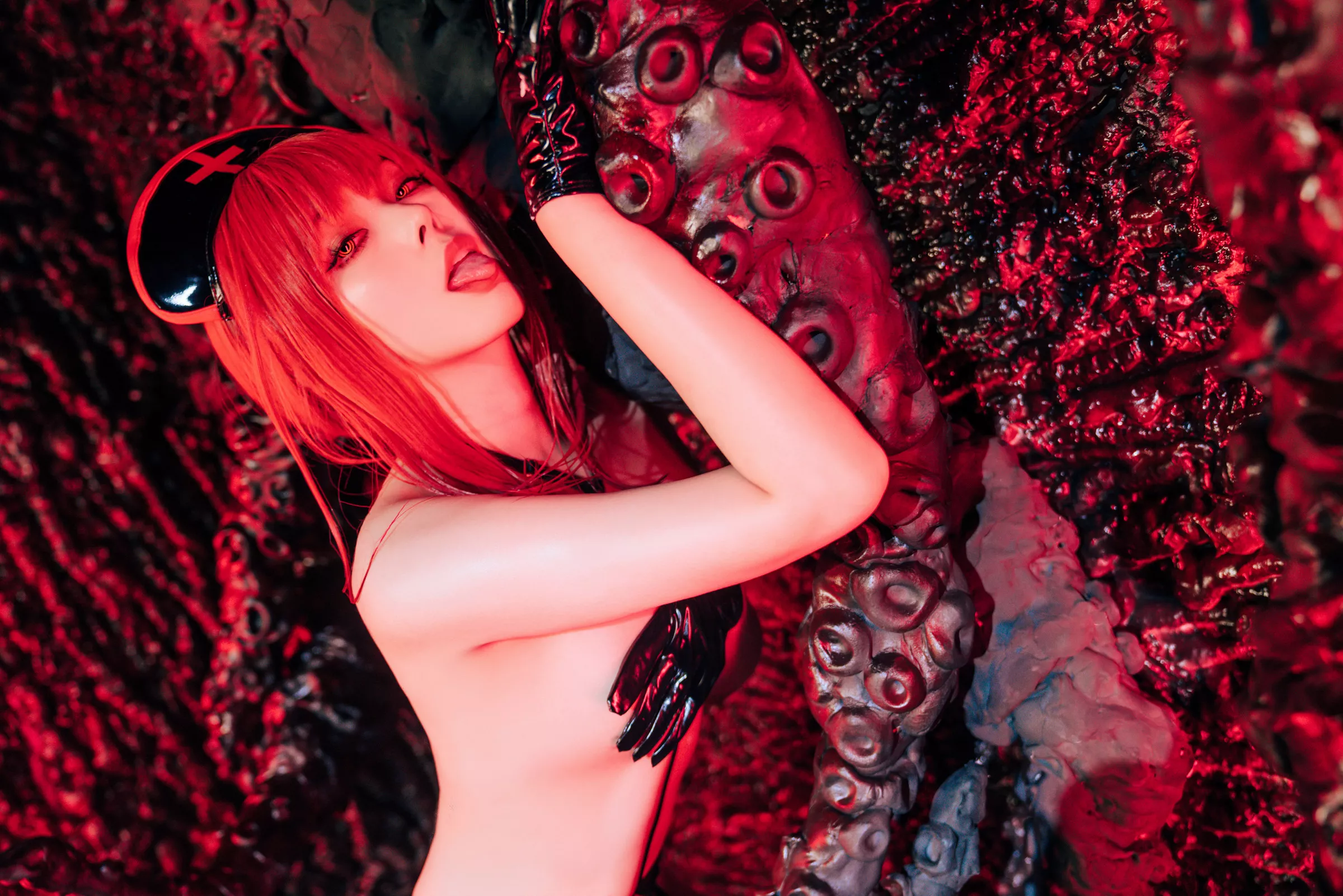 网络美女Natsuko夏夏子玛奇玛护士主题性感黑色皮质护士服配黑丝吊袜秀曼妙身姿诱惑写真72P